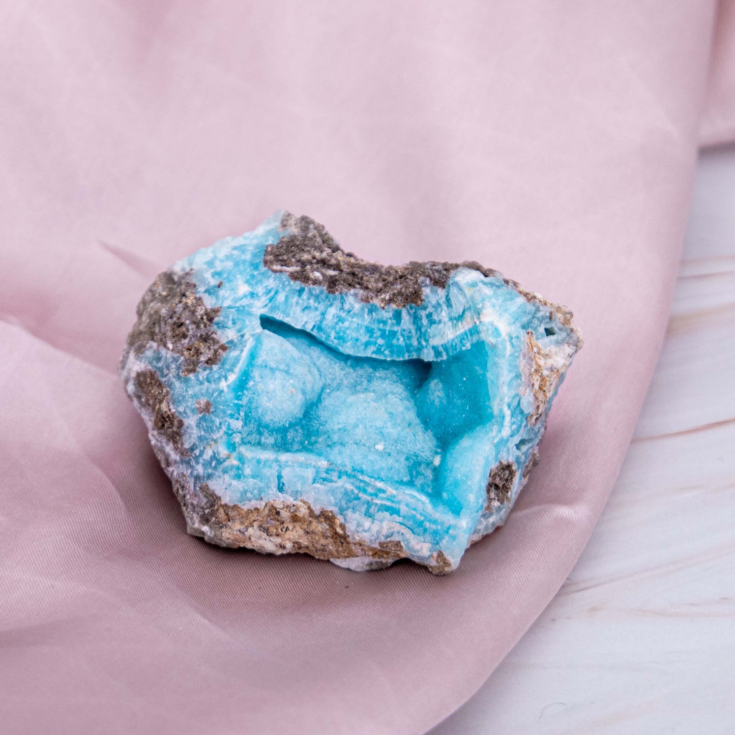 Hemimorphit Morphit Hemi blau Karibik Glitzer Schimmer Kristall Edelstein Schutzstein Glücksstein Annurah deutscher Onlineshop aqua türkis Cluster Geode Rohstück Rohstein Es ist ein Schutz & Kraft Stein, der uns gleichzeitig die Ruhe schenkt.