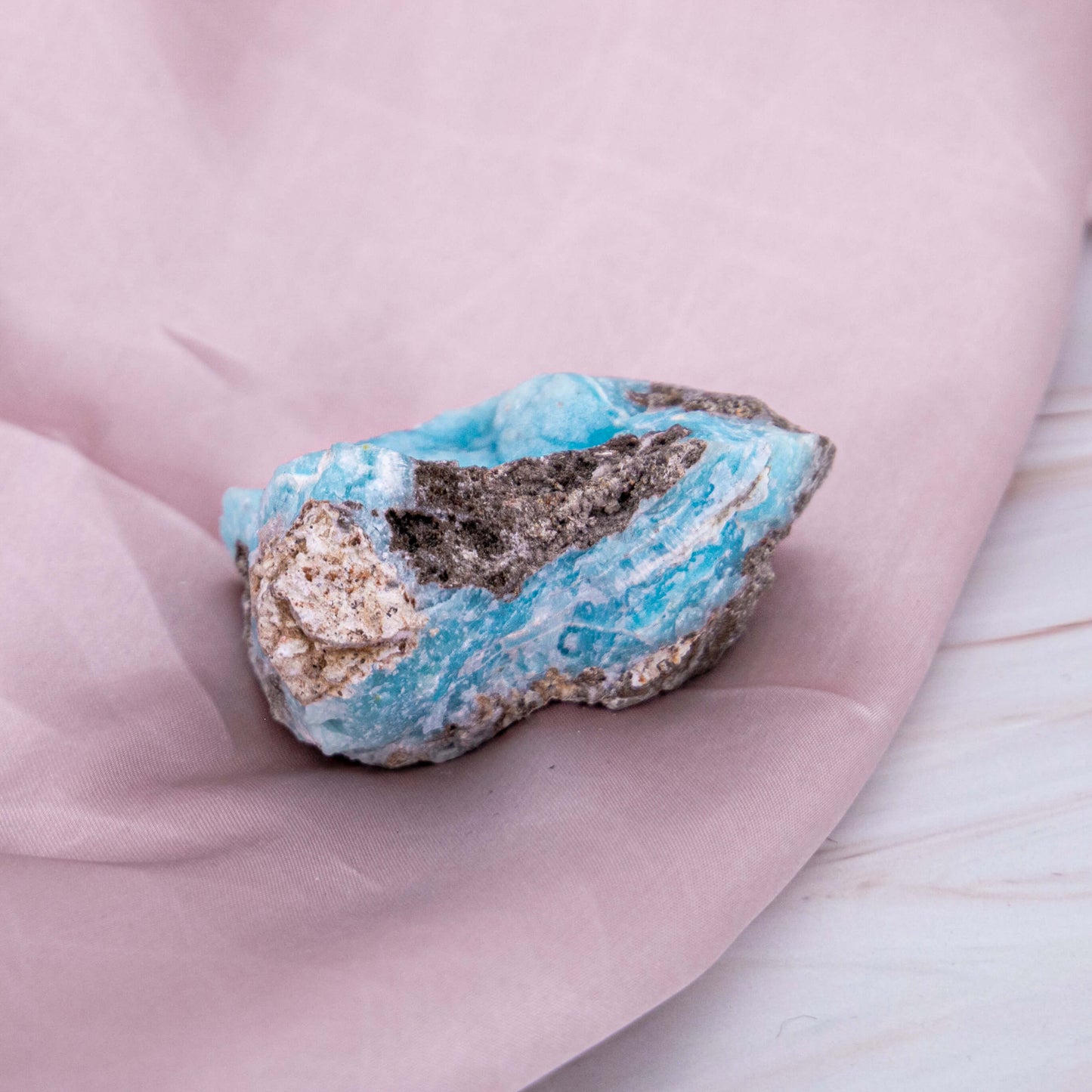 Hemimorphit Morphit Hemi blau Karibik Glitzer Schimmer Kristall Edelstein Schutzstein Glücksstein Annurah deutscher Onlineshop aqua türkis Cluster Geode Rohstück Ähnlich wie das Meer, erinnert er uns, an ein auf und ab im Leben mit Höhen und Tiefen Meer Sand Sommer