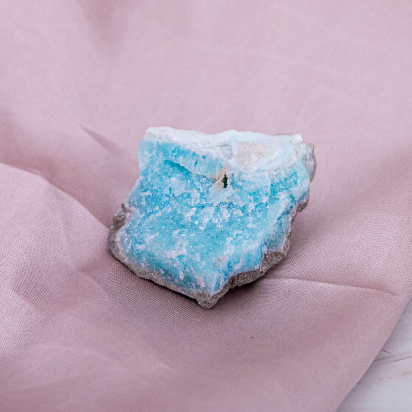 Hemimorphit Morphit Hemi blau Karibik Glitzer Schimmer Kristall Edelstein Schutzstein Glücksstein Annurah deutscher Onlineshop aqua türkis Cluster Geode Rohstück Rohstein Es ist ein Schutz & Kraft Stein, der uns gleichzeitig die Ruhe schenkt.