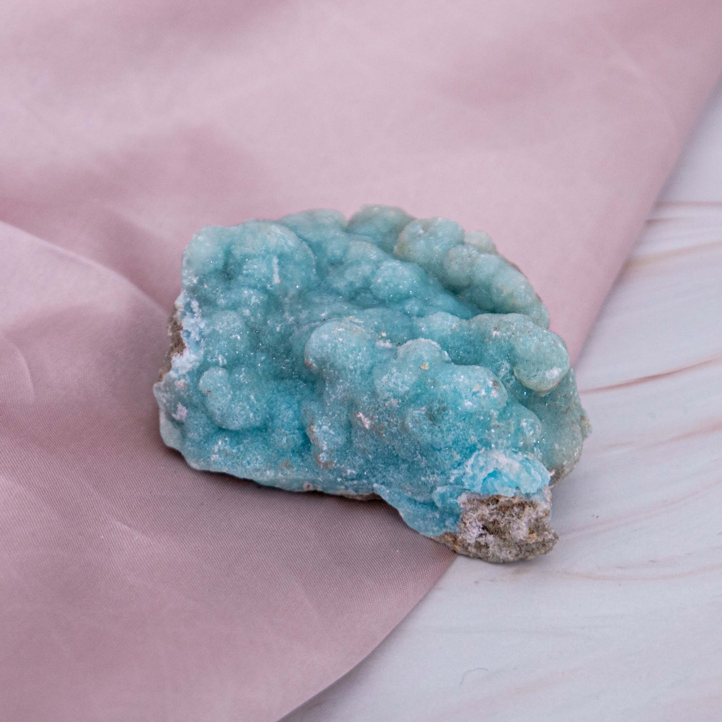 Hemimorphit Morphit Hemi blau Karibik Glitzer Schimmer Kristall Edelstein Schutzstein Glücksstein Annurah deutscher Onlineshop aqua türkis Cluster Geode Rohstück Rohstein Es ist ein Schutz & Kraft Stein, der uns gleichzeitig die Ruhe schenkt.