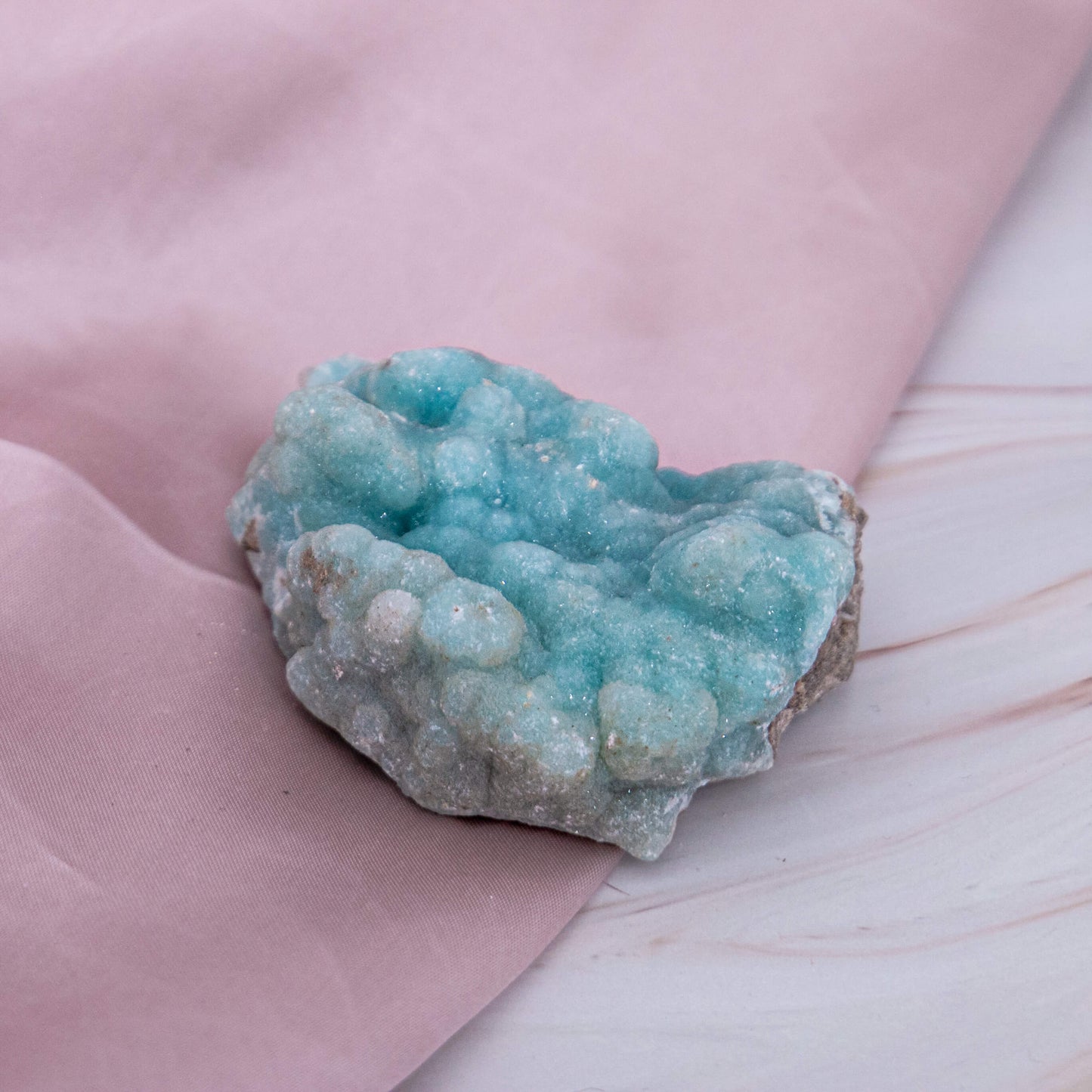 Hemimorphit Morphit Hemi blau Karibik Glitzer Schimmer Kristall Edelstein Schutzstein Glücksstein Annurah deutscher Onlineshop aqua türkis Cluster Geode Rohstück Ähnlich wie das Meer, erinnert er uns, an ein auf und ab im Leben mit Höhen und Tiefen Meer Sand Sommer