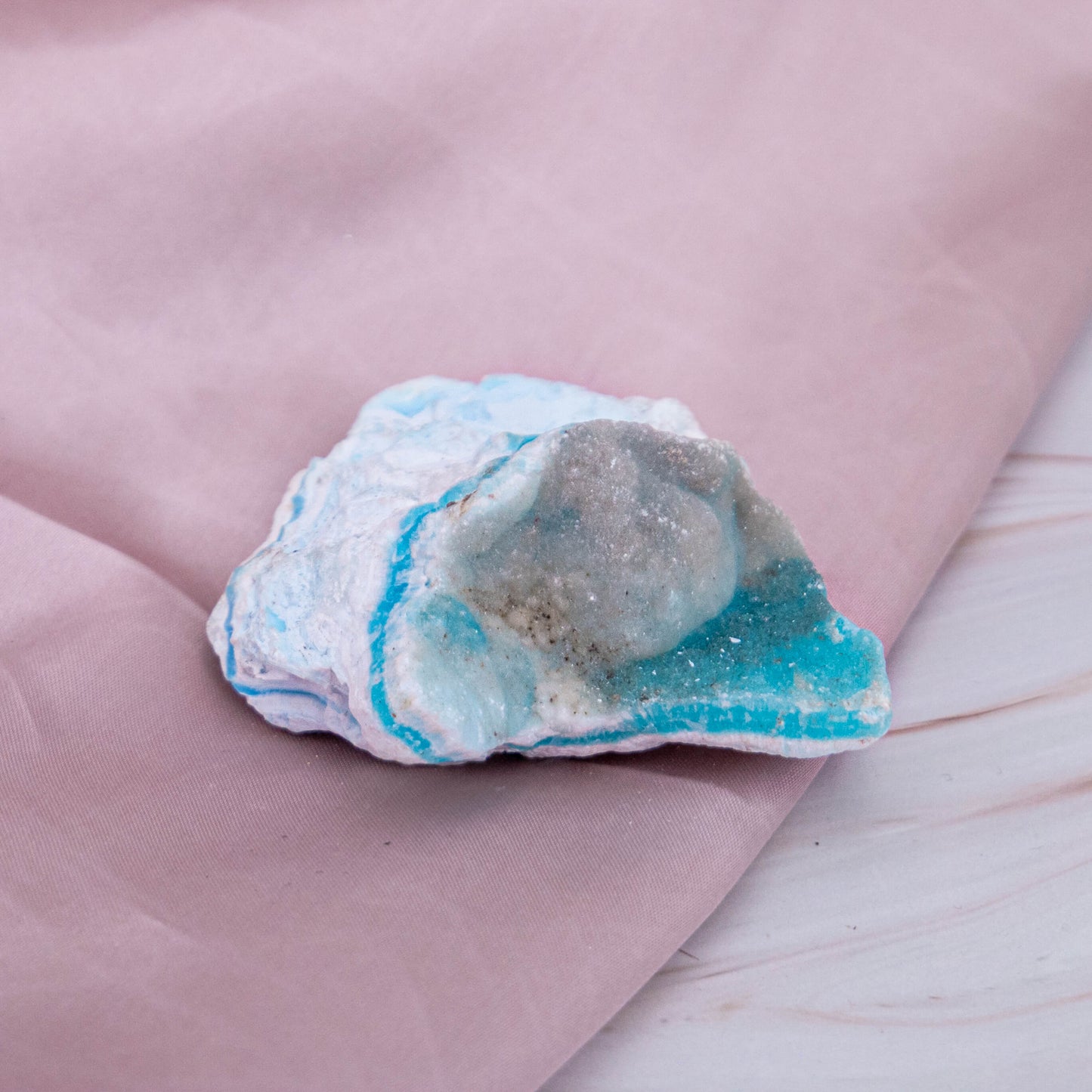 Hemimorphit Morphit Hemi blau Karibik Glitzer Schimmer Kristall Edelstein Schutzstein Glücksstein Annurah deutscher Onlineshop aqua türkis Cluster Geode Rohstück Rohstein Es ist ein Schutz & Kraft Stein, der uns gleichzeitig die Ruhe schenkt.