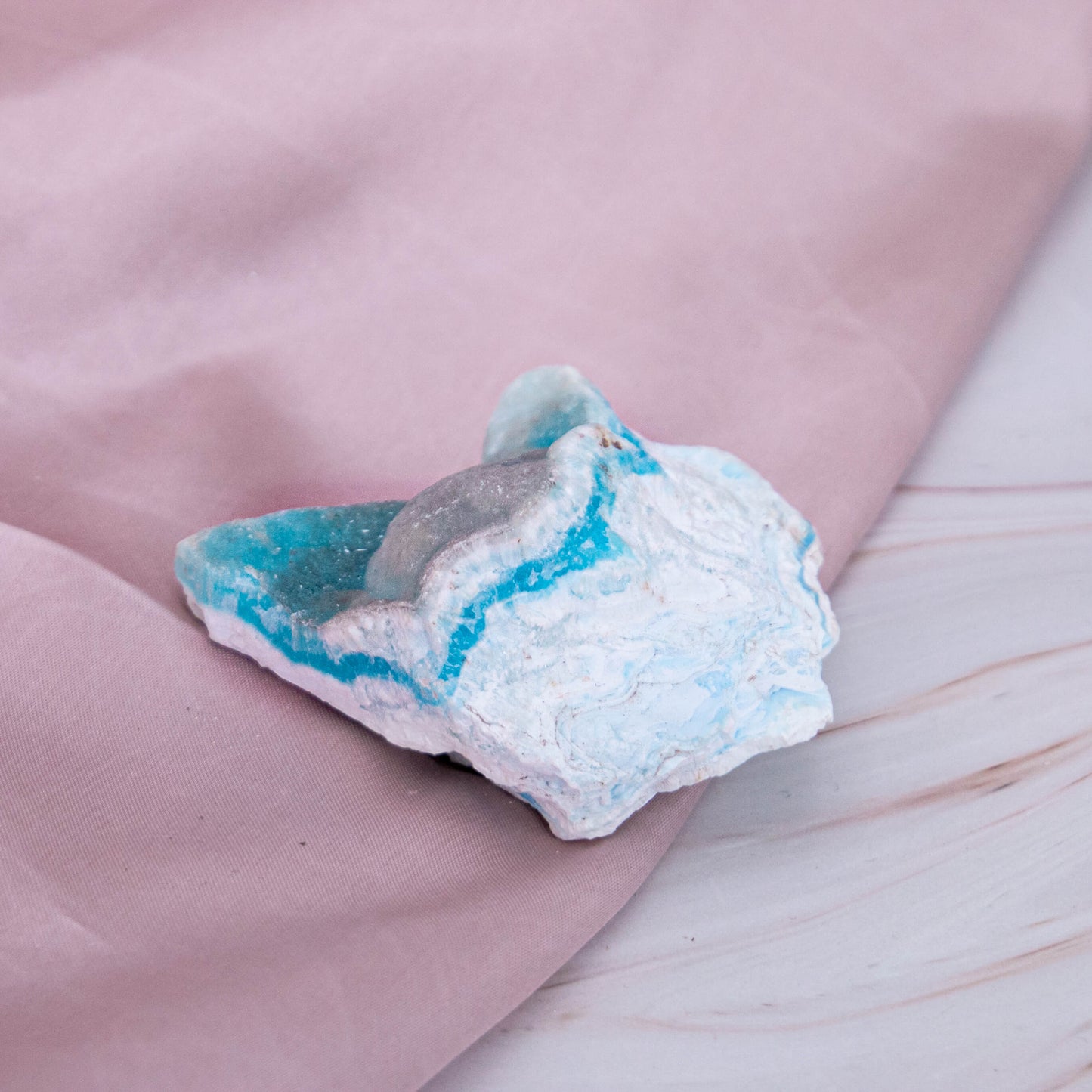 Hemimorphit Morphit Hemi blau Karibik Glitzer Schimmer Kristall Edelstein Schutzstein Glücksstein Annurah deutscher Onlineshop aqua türkis Cluster Geode Rohstück Ähnlich wie das Meer, erinnert er uns, an ein auf und ab im Leben mit Höhen und Tiefen Meer Sand Sommer