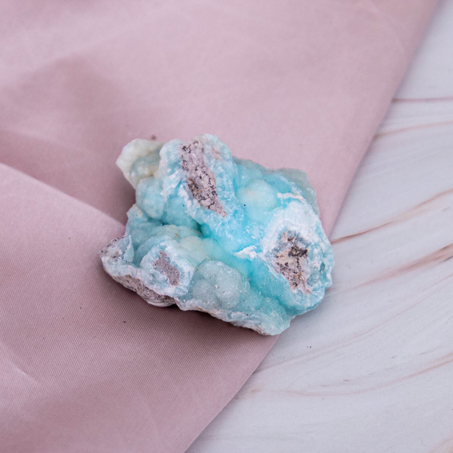 Hemimorphit Morphit Hemi blau Karibik Glitzer Schimmer Kristall Edelstein Schutzstein Glücksstein Annurah deutscher Onlineshop aqua türkis Cluster Geode Rohstück Rohstein Es ist ein Schutz & Kraft Stein, der uns gleichzeitig die Ruhe schenkt.
