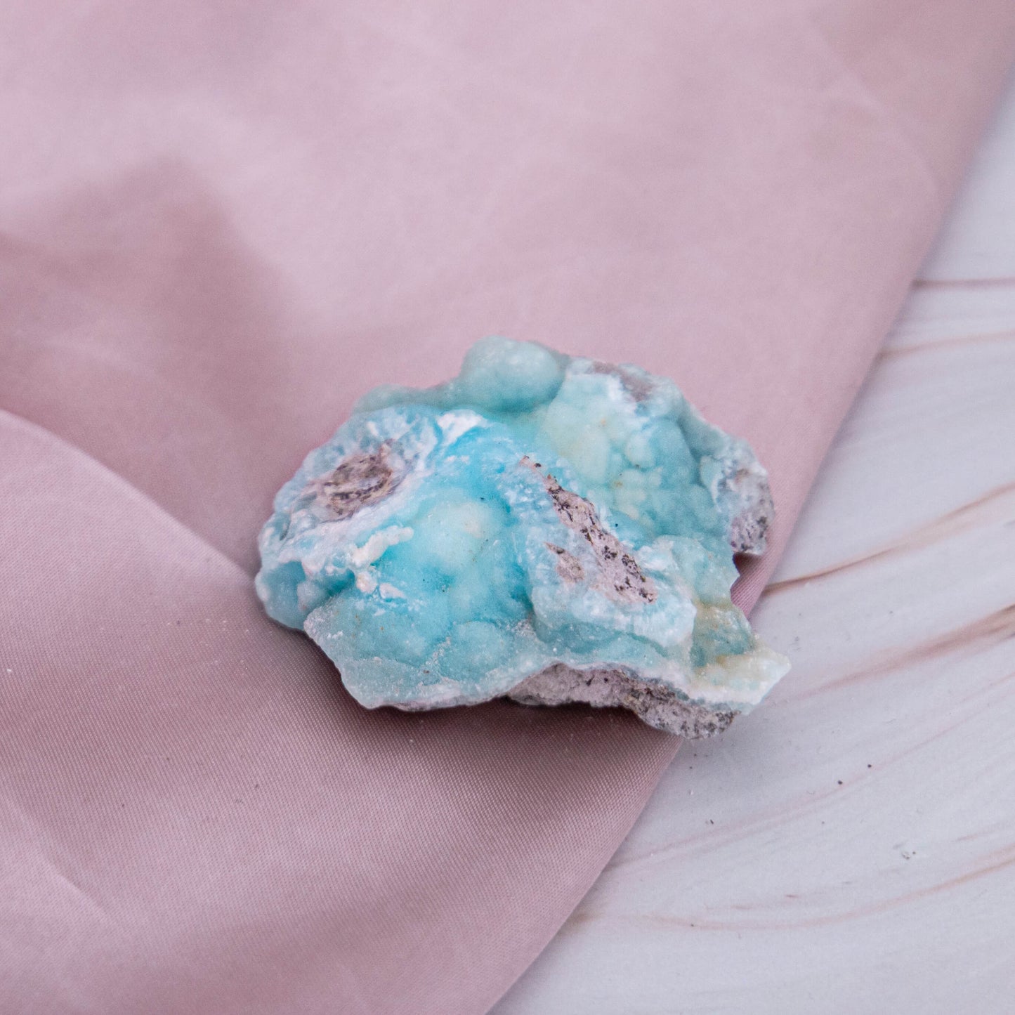 Hemimorphit Morphit Hemi blau Karibik Glitzer Schimmer Kristall Edelstein Schutzstein Glücksstein Annurah deutscher Onlineshop aqua türkis Cluster Geode Rohstück Ähnlich wie das Meer, erinnert er uns, an ein auf und ab im Leben mit Höhen und Tiefen Meer Sand Sommer