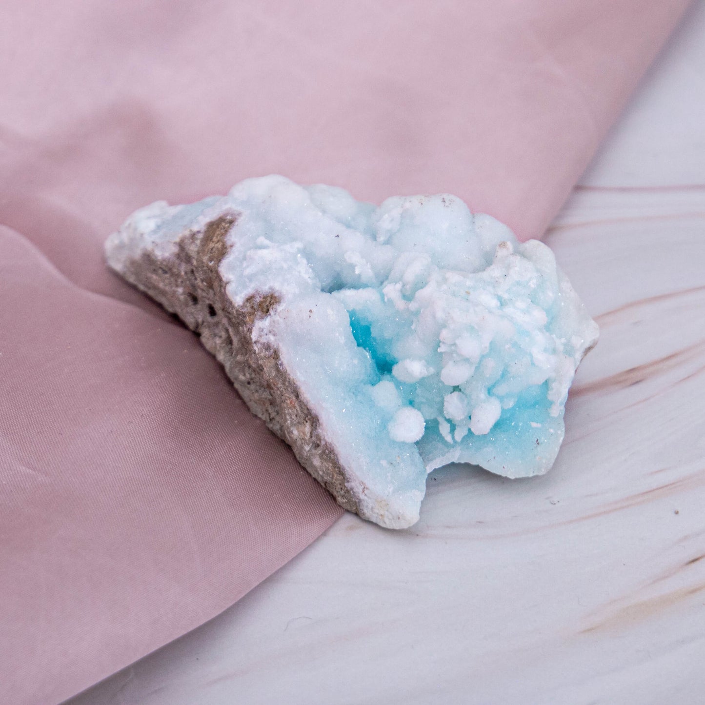 Hemimorphit Morphit Hemi blau Karibik Glitzer Schimmer Kristall Edelstein Schutzstein Glücksstein Annurah deutscher Onlineshop aqua türkis Cluster Geode Rohstück Ähnlich wie das Meer, erinnert er uns, an ein auf und ab im Leben mit Höhen und Tiefen Meer Sand Sommer