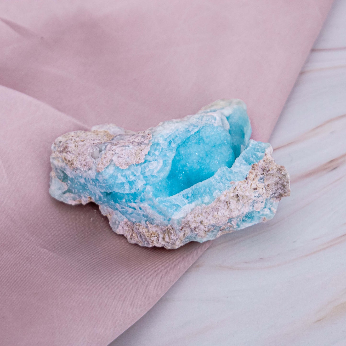 Hemimorphit Morphit Hemi blau Karibik Glitzer Schimmer Kristall Edelstein Schutzstein Glücksstein Annurah deutscher Onlineshop aqua türkis Cluster Geode Rohstück Rohstein Es ist ein Schutz & Kraft Stein, der uns gleichzeitig die Ruhe schenkt.