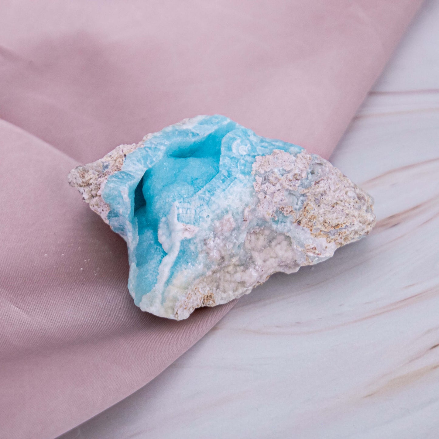 Hemimorphit Morphit Hemi blau Karibik Glitzer Schimmer Kristall Edelstein Schutzstein Glücksstein Annurah deutscher Onlineshop aqua türkis Cluster Geode Rohstück Ähnlich wie das Meer, erinnert er uns, an ein auf und ab im Leben mit Höhen und Tiefen Meer Sand Sommer