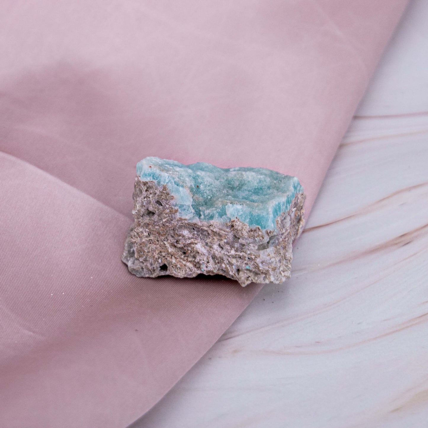 Hemimorphit Morphit Hemi blau Karibik Glitzer Schimmer Kristall Edelstein Schutzstein Glücksstein Annurah deutscher Onlineshop aqua türkis Cluster Geode Rohstück Ähnlich wie das Meer, erinnert er uns, an ein auf und ab im Leben mit Höhen und Tiefen Meer Sand Sommer