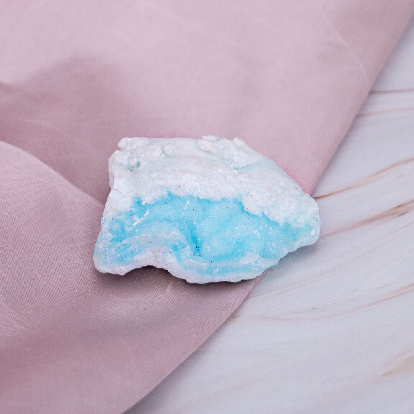 Hemimorphit Morphit Hemi blau Karibik Glitzer Schimmer Kristall Edelstein Schutzstein Glücksstein Annurah deutscher Onlineshop aqua türkis Cluster Geode Rohstück Rohstein Es ist ein Schutz & Kraft Stein, der uns gleichzeitig die Ruhe schenkt.
