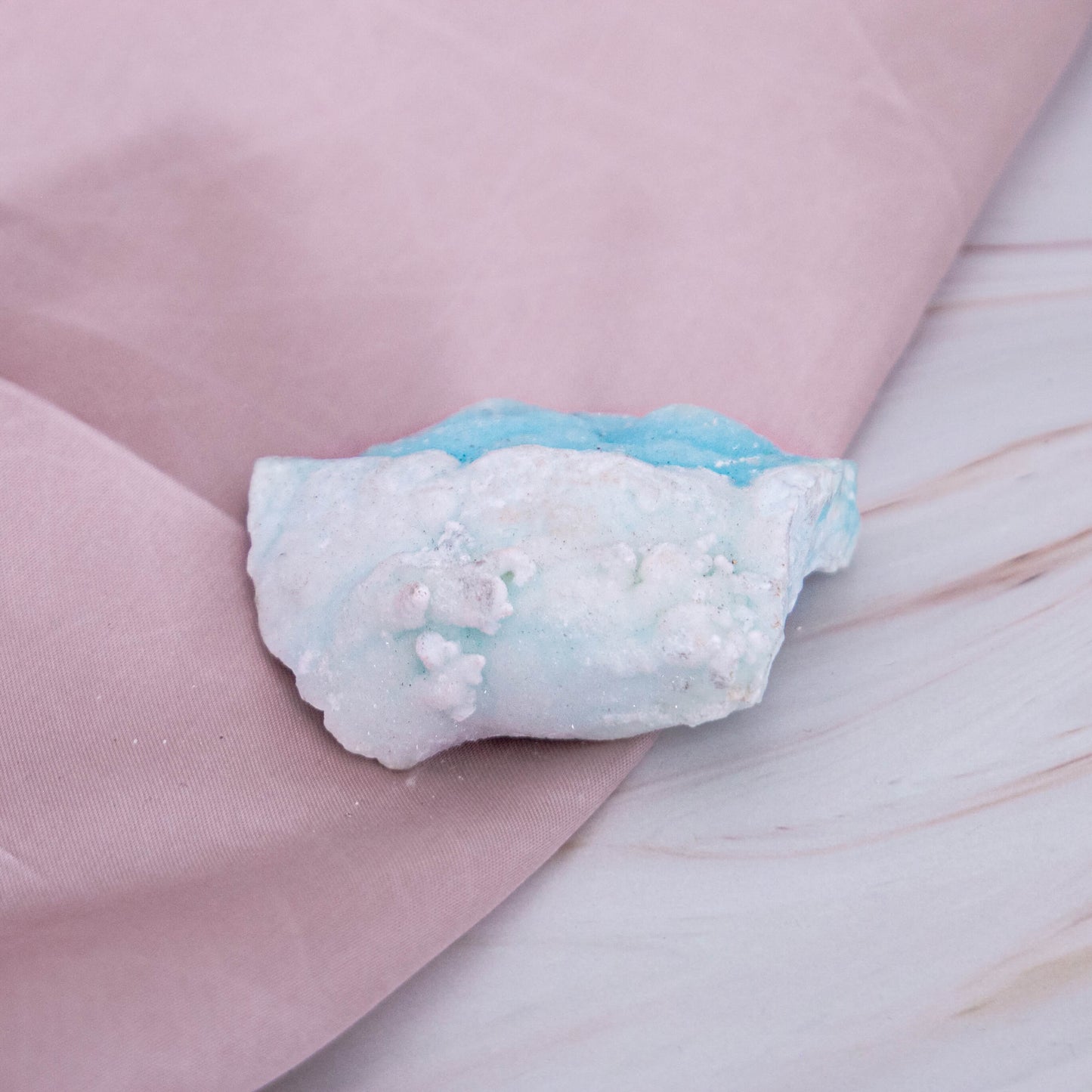 Hemimorphit Morphit Hemi blau Karibik Glitzer Schimmer Kristall Edelstein Schutzstein Glücksstein Annurah deutscher Onlineshop aqua türkis Cluster Geode Rohstück Ähnlich wie das Meer, erinnert er uns, an ein auf und ab im Leben mit Höhen und Tiefen Meer Sand Sommer