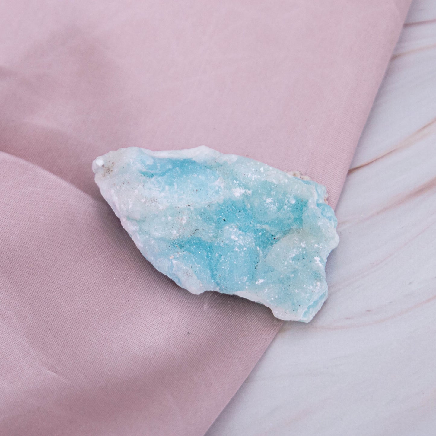 Hemimorphit Morphit Hemi blau Karibik Glitzer Schimmer Kristall Edelstein Schutzstein Glücksstein Annurah deutscher Onlineshop aqua türkis Cluster Geode Rohstück Rohstein Es ist ein Schutz & Kraft Stein, der uns gleichzeitig die Ruhe schenkt.