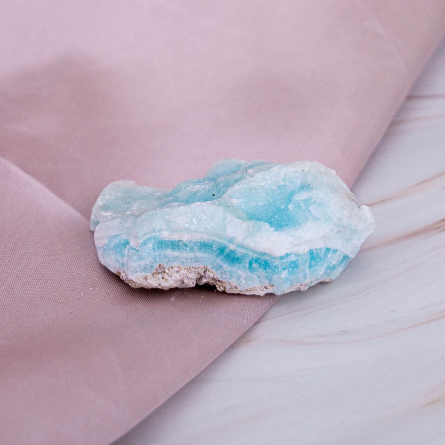 Hemimorphit Morphit Hemi blau Karibik Glitzer Schimmer Kristall Edelstein Schutzstein Glücksstein Annurah deutscher Onlineshop aqua türkis Cluster Geode Rohstück Ähnlich wie das Meer, erinnert er uns, an ein auf und ab im Leben mit Höhen und Tiefen Meer Sand Sommer