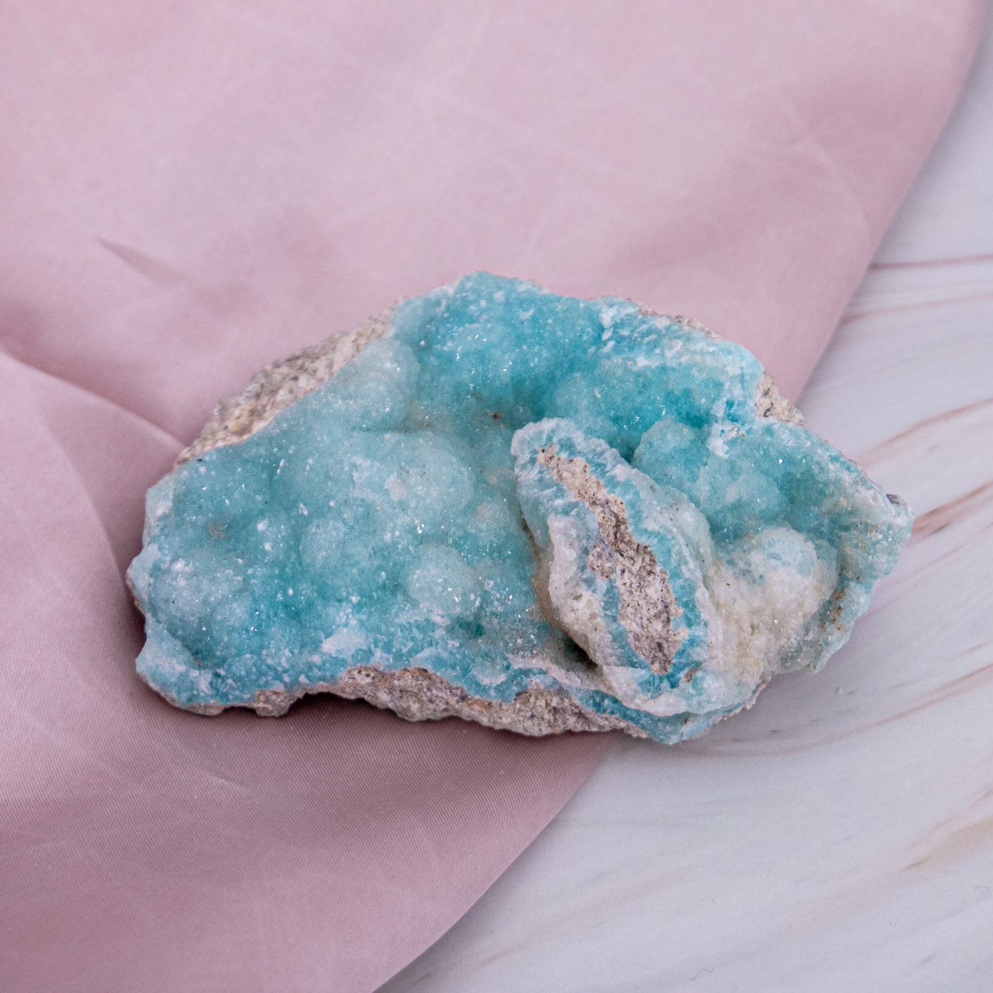 Hemimorphit Morphit Hemi blau Karibik Glitzer Schimmer Kristall Edelstein Schutzstein Glücksstein Annurah deutscher Onlineshop aqua türkis Cluster Geode Rohstück Rohstein Es ist ein Schutz & Kraft Stein, der uns gleichzeitig die Ruhe schenkt.