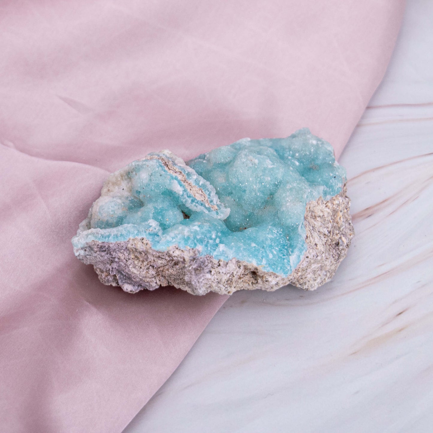 Hemimorphit Morphit Hemi blau Karibik Glitzer Schimmer Kristall Edelstein Schutzstein Glücksstein Annurah deutscher Onlineshop aqua türkis Cluster Geode Rohstück Rohstein Der Hemimorphit soll den eigenen Charakter stärken und gegen Einflüsse von außen schützen.