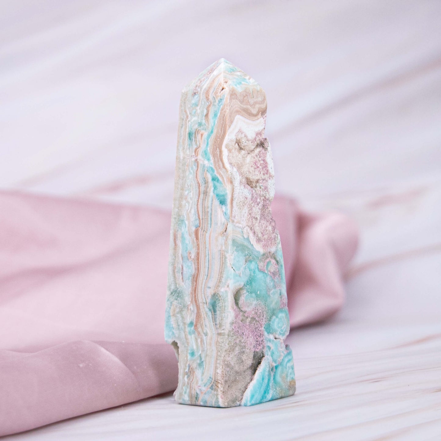 Geburts- & Glücksstein für den: 10. Januar Sternzeichen: Steinbock Chakra: Sakralchakra Karibischer Calcit Calcit Obelisk Turm Spitze Meer Strand Sonne blau braun aqua Türkis Annurah deutscher Onlineshop