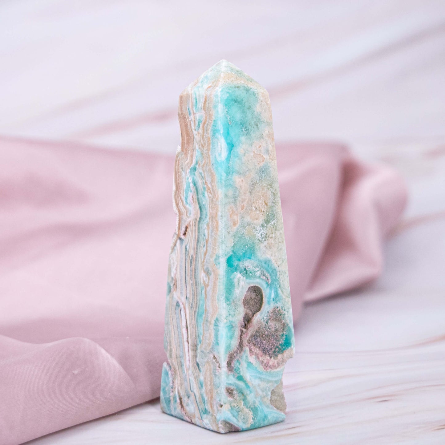 Karibischer Calcit Calcit Obelisk Turm Spitze Meer Strand Sonne blau braun aqua Türkis Annurah deutscher Onlineshop Wohlbefinden & Entspannung Ruhe Träume