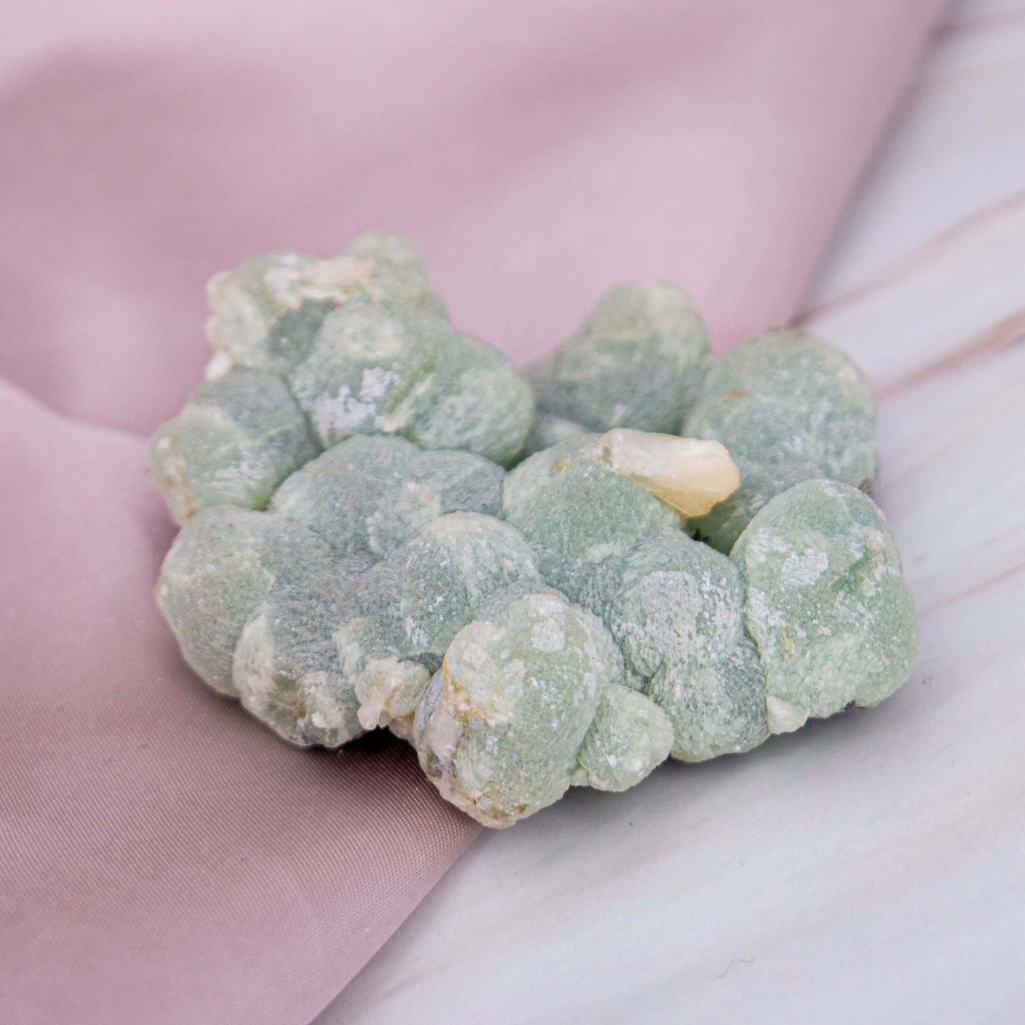 Prehnit Rohstück Cluster Minz Pistazie Kristall Edelstein Heilstein Schutzstein Annurah deutscher Onlineshop grün Geburts- & Glücksstein für den: 14. Juli Sternzeichen: Waage, Krebs Chakra: Herzchakra & Solarplexus