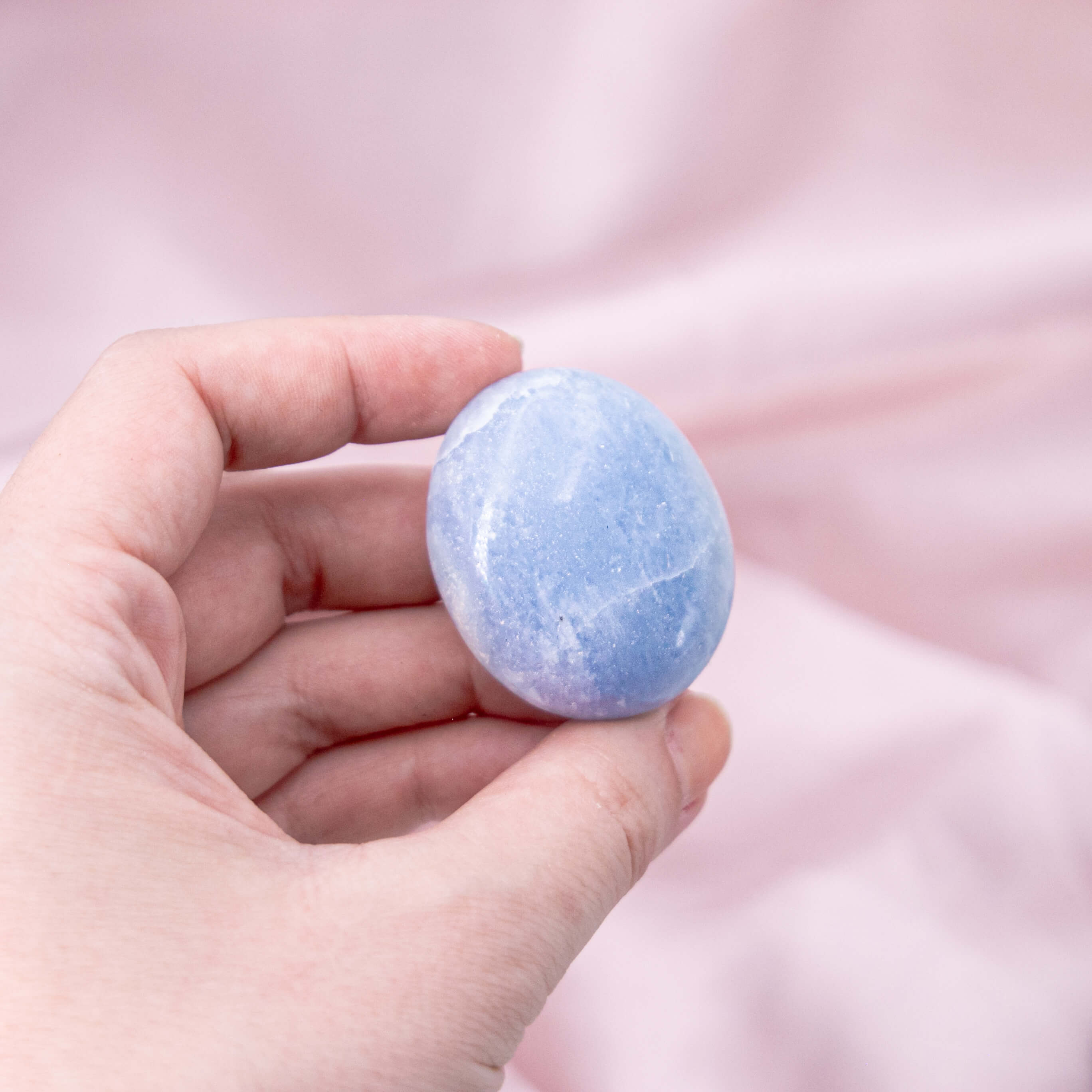 Blauer Calcit Handstein Kugel Trommelstein pastell weiss Annurah deutscher Onlineshop Kristall Edelstein Heilstein Schutzstein