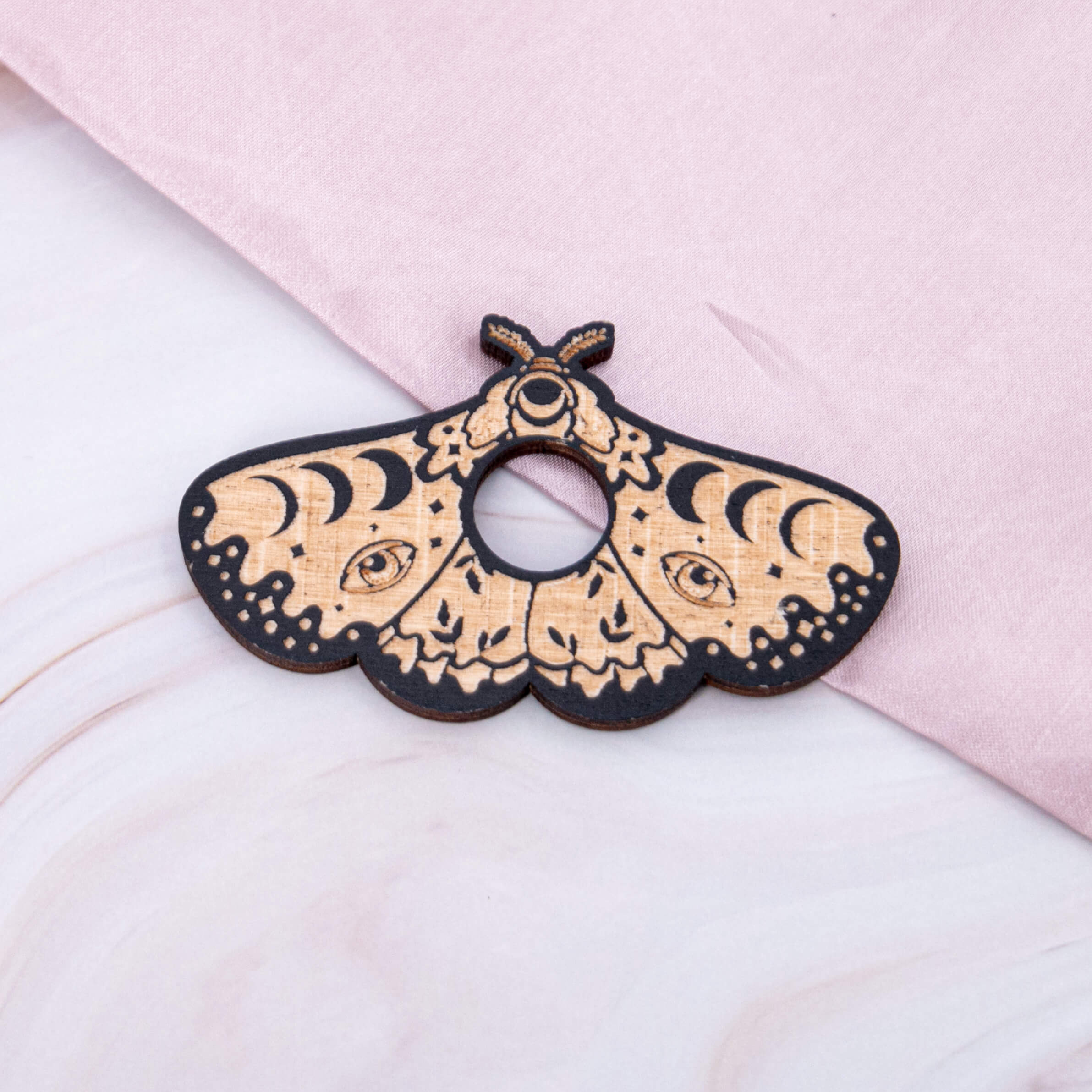 Holz Kugelständer Kugelhalter Ständer Halter für Kristallkugeln Kristalle Edelsteine Heilsteine Schutzsteine Annurah deutscher Onlineshop witchy Esoterik Magie Mond Sonne Design Motte Schmetterling moth braun beige schwarz Bergkristallkugel