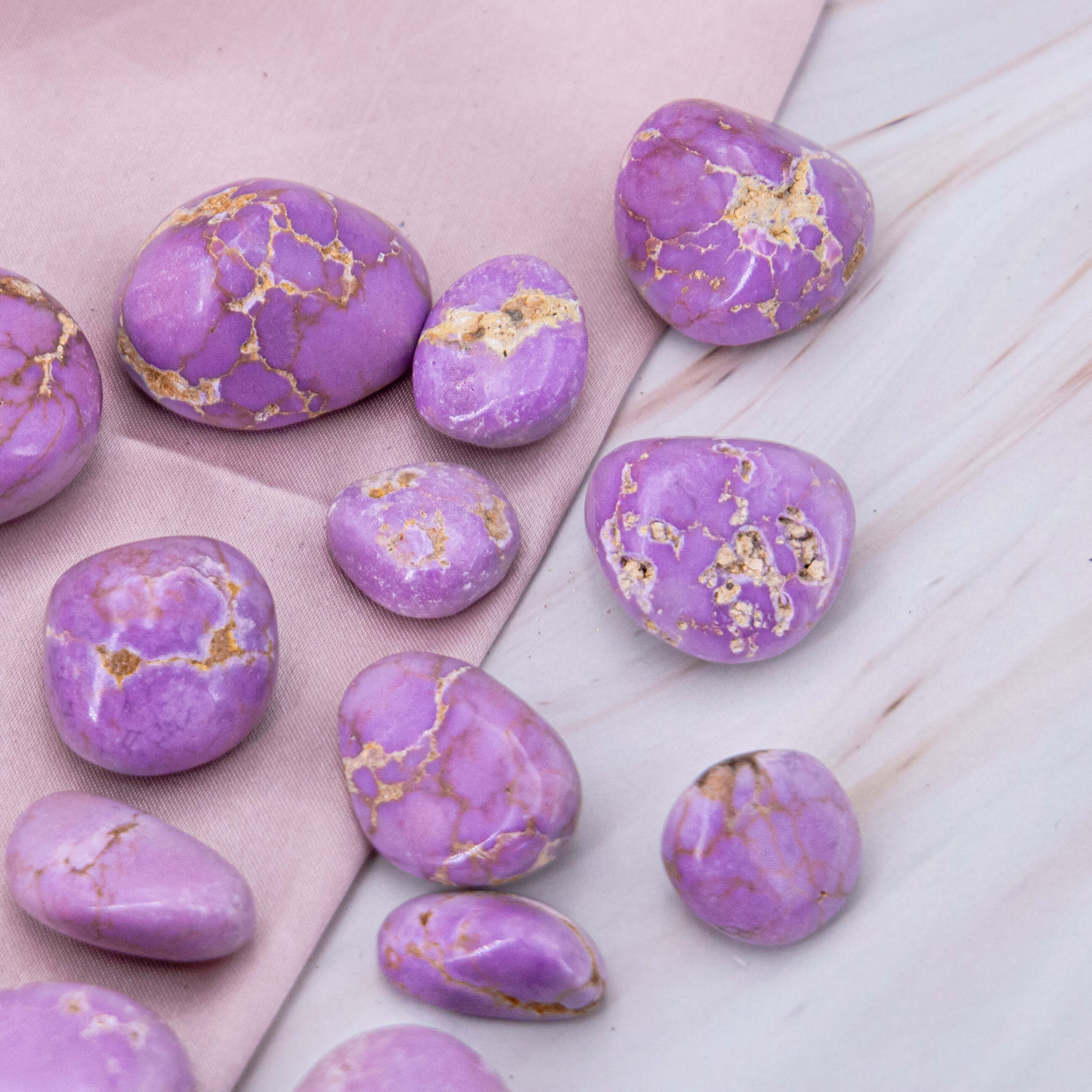 Phosphosiderit Trommelstein Handstein Sorgenstein lila flieder violett gold Annurah deutscher Onlineshop Kristalle Heilsteine Edelsteine magischer Stein