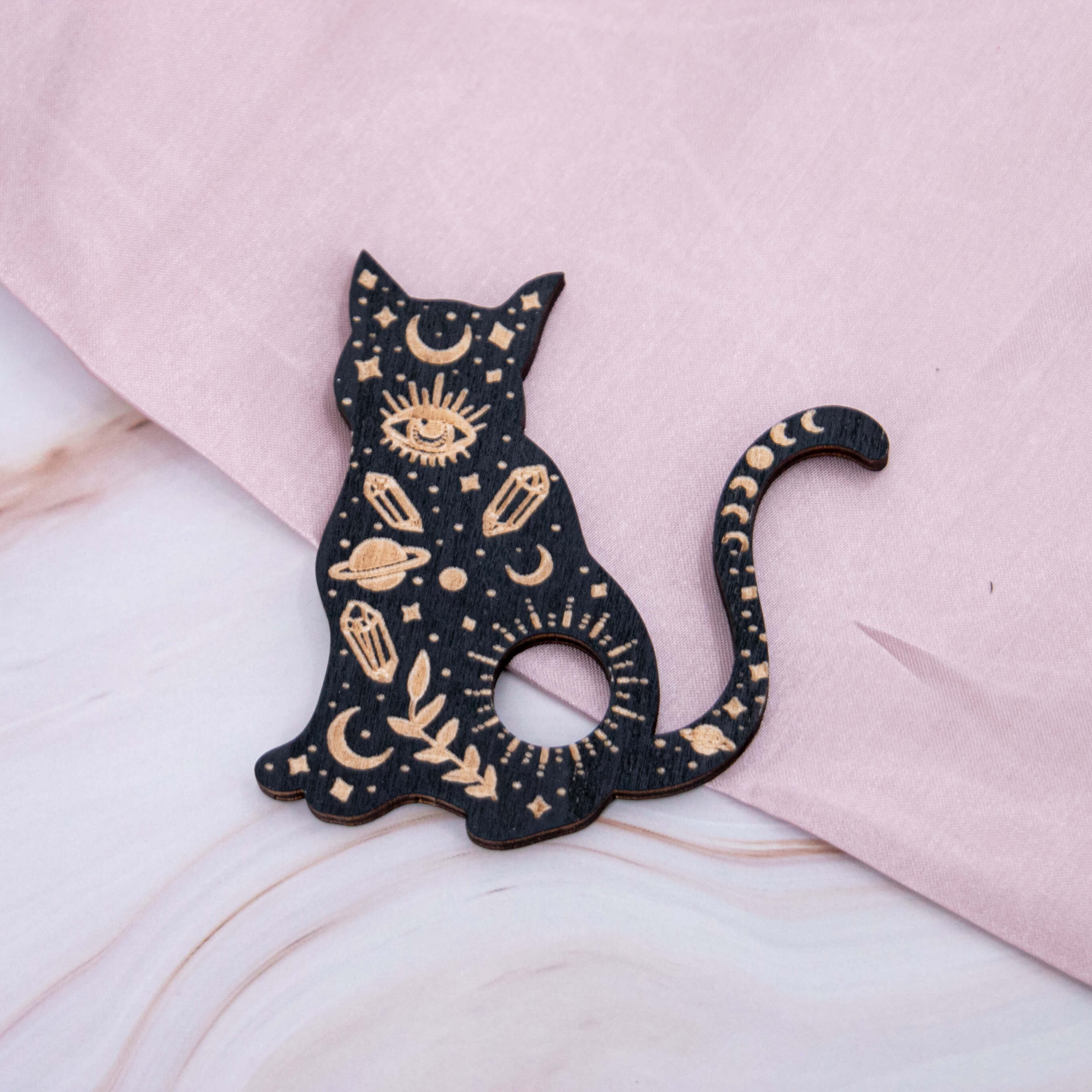 Holz Kugelständer Kugelhalter Ständer Halter für Kristallkugeln Kristalle Edelsteine Heilsteine Schutzsteine Annurah deutscher Onlineshop witchy Esoterik Magie Mond Sonne Design Katze Kater cat Luna braun beige schwarz Bergkristallkugel