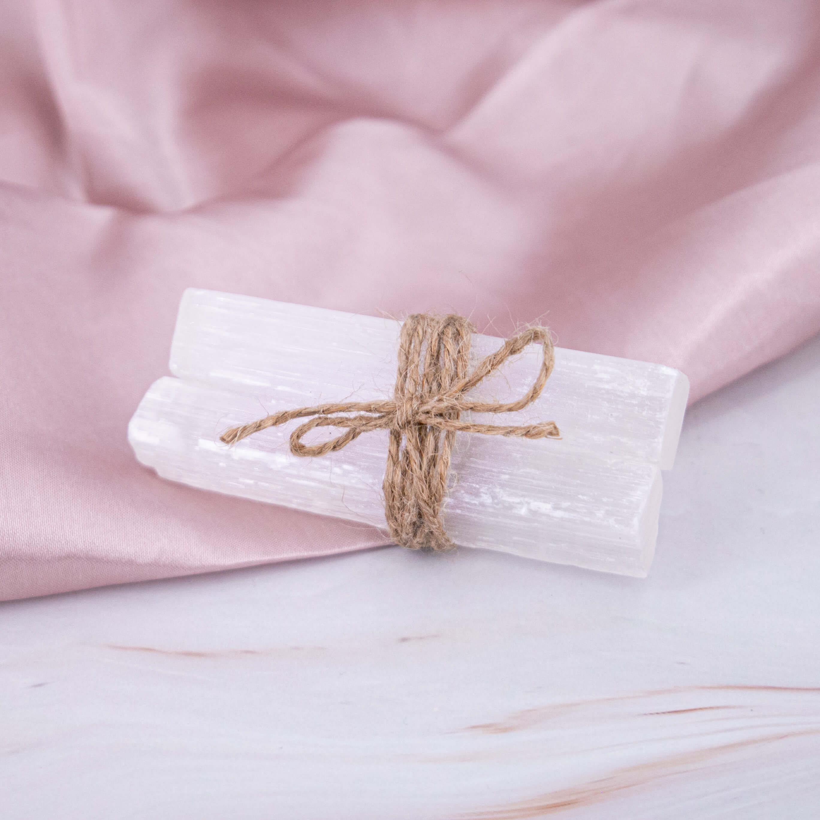 Selenit Rohstück weiss Zauberstab Aura Energie Reinigung Annurah deutscher Onlineshop Klarheit erhöht das Bewusstsein verbessert Kommunikation unterstützt bei Meditationen