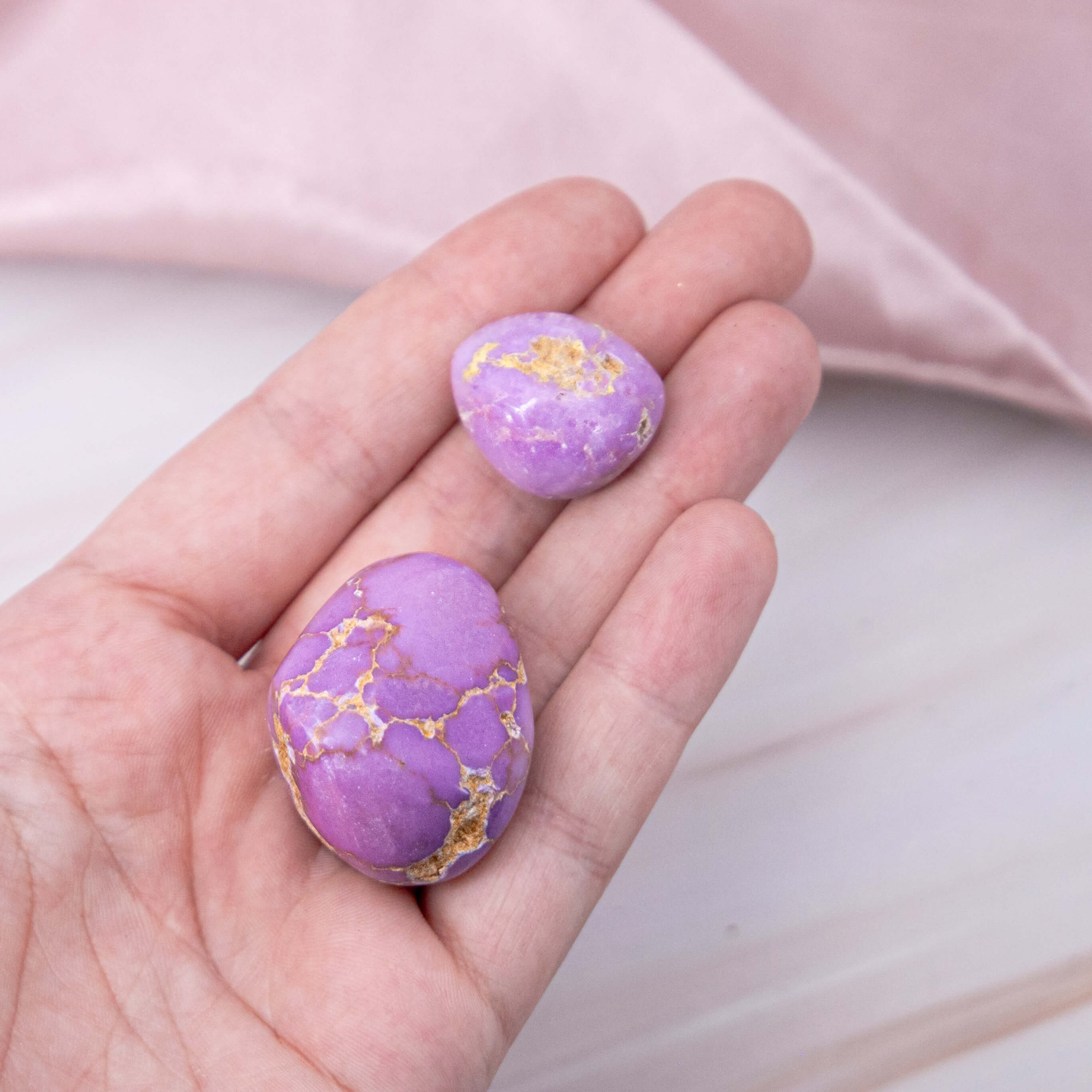 Phosphosiderit Trommelstein Handstein Sorgenstein lila flieder violett gold Annurah deutscher Onlineshop Kristalle Heilsteine Edelsteine Hoffnung Heilung