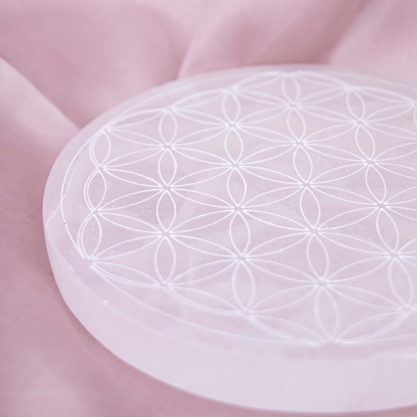 Selenit Platte Groß XXL XL Blume des Lebens Reinigung Schutz Entladen Aufladen Crystal Grids Annurah deutscher Onlineshop Kristalle Edelsteine Schutzsteine Heilsteine Energie Chakra Aura