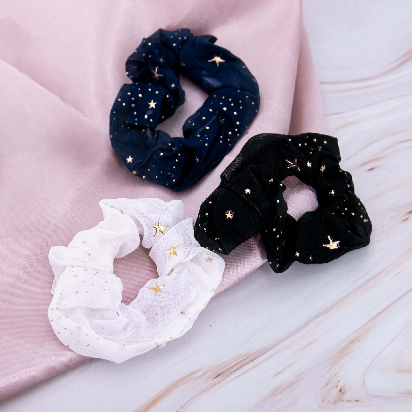 Starburst Scrunchie Haargummi Haarband Haare Accessoires Sonne Mond Sterne Aufdruck Gold