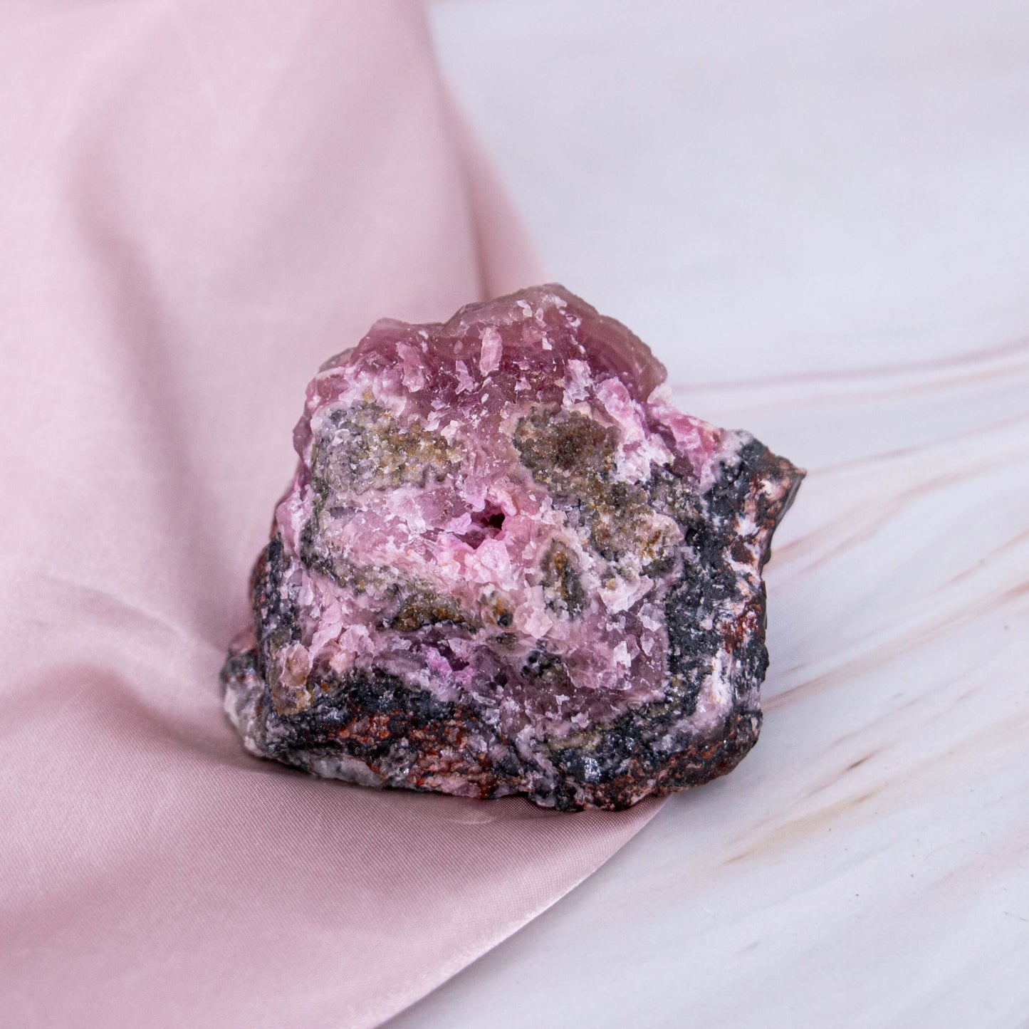 Pinker Cobalt Calcit Pink Rohstein Edelstein Kristall Heilstein Schutzstein Annurah deutscher Onlineshop eignet sich hervorragend für emotionale Themen und Beziehungen