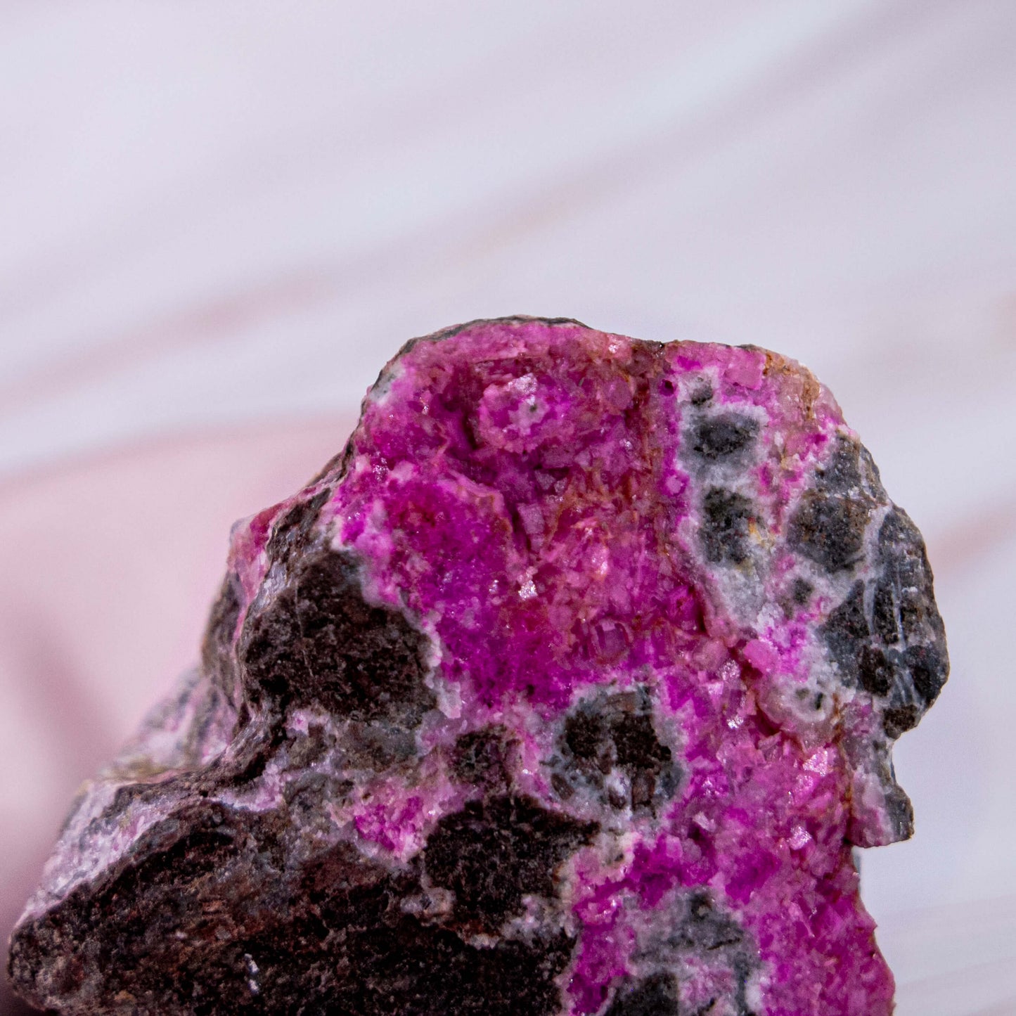 Pinker Cobalt Calcit Pink Rohstein Edelstein Kristall Heilstein Schutzstein Annurah deutscher Onlineshop beruhigenden Frequenzen helfen uns dabei innere Blockaden zu lösen und uns wieder zu öffnen