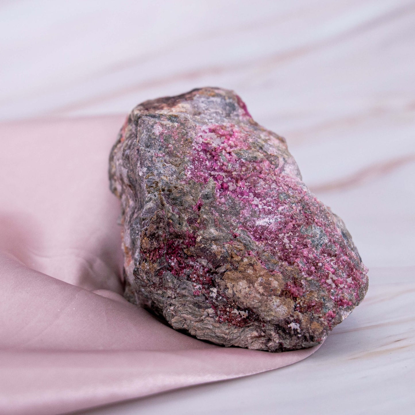 Pinker Cobalt Calcit Pink Rohstein Edelstein Kristall Heilstein Schutzstein Annurah deutscher Onlineshop eignet sich hervorragend für emotionale Themen und Beziehungen