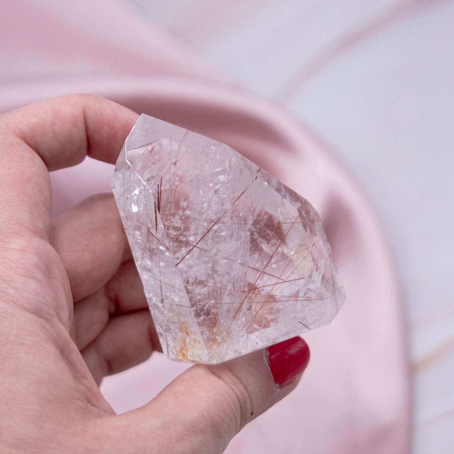 Roter Rutilquarz Rutil Quarz Rutilnadeln Freeform Handstein Trommelstein Kristall Edelstein Heilstein Schutzstein Annurah deutscher Onlineshop Geburts- & Glücksstein für den: 12. August Sternzeichen: Zwillinge & Löwe Chakra: Halschakra + Solarplexus