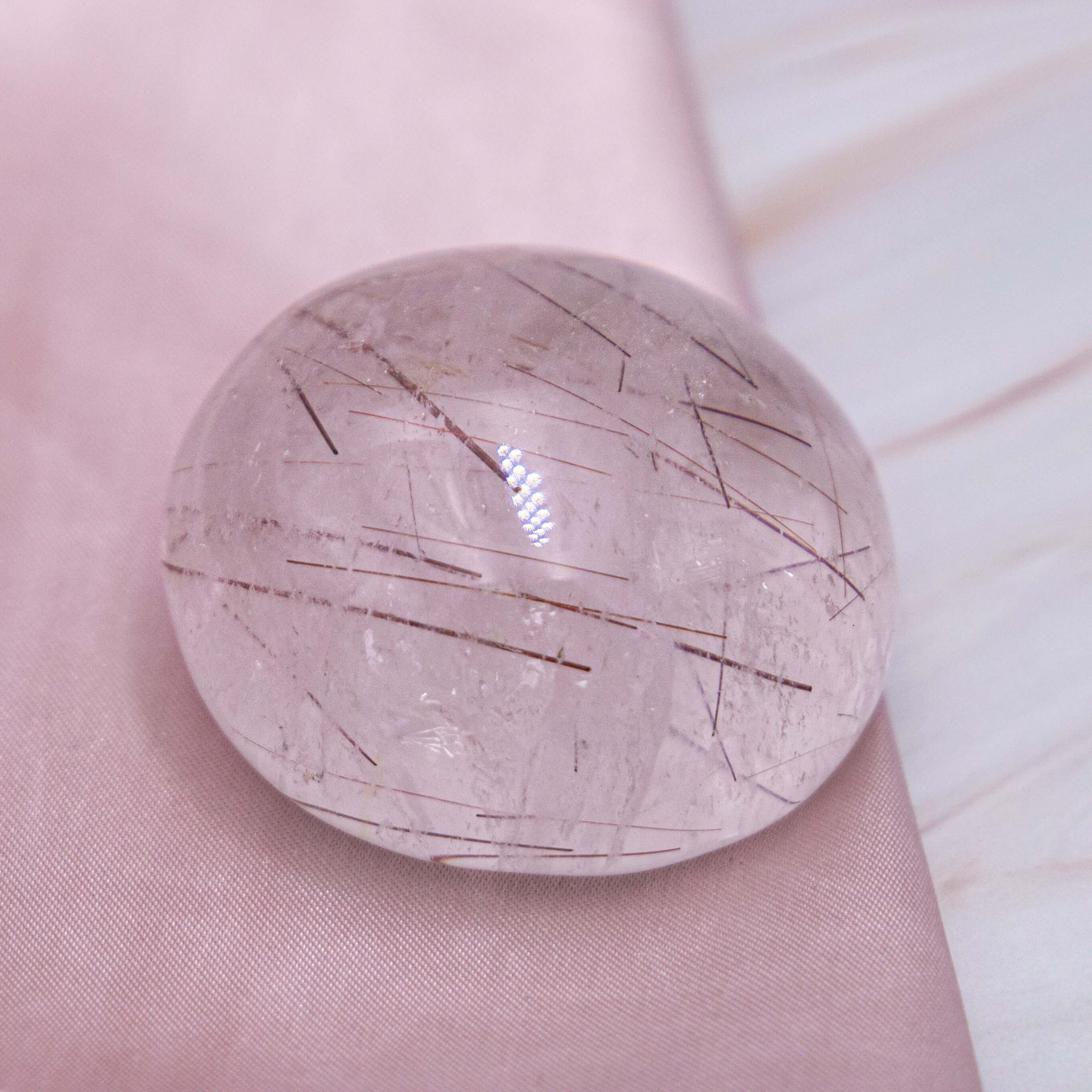 Roter Rutilquarz Rutil Quarz Rutilnadeln Freeform Handstein Trommelstein Kristall Edelstein Heilstein Schutzstein Annurah deutscher Onlineshop Atemwegserkrankungen schleimlösend regt den Energiefluss an regeneriert die Zellen