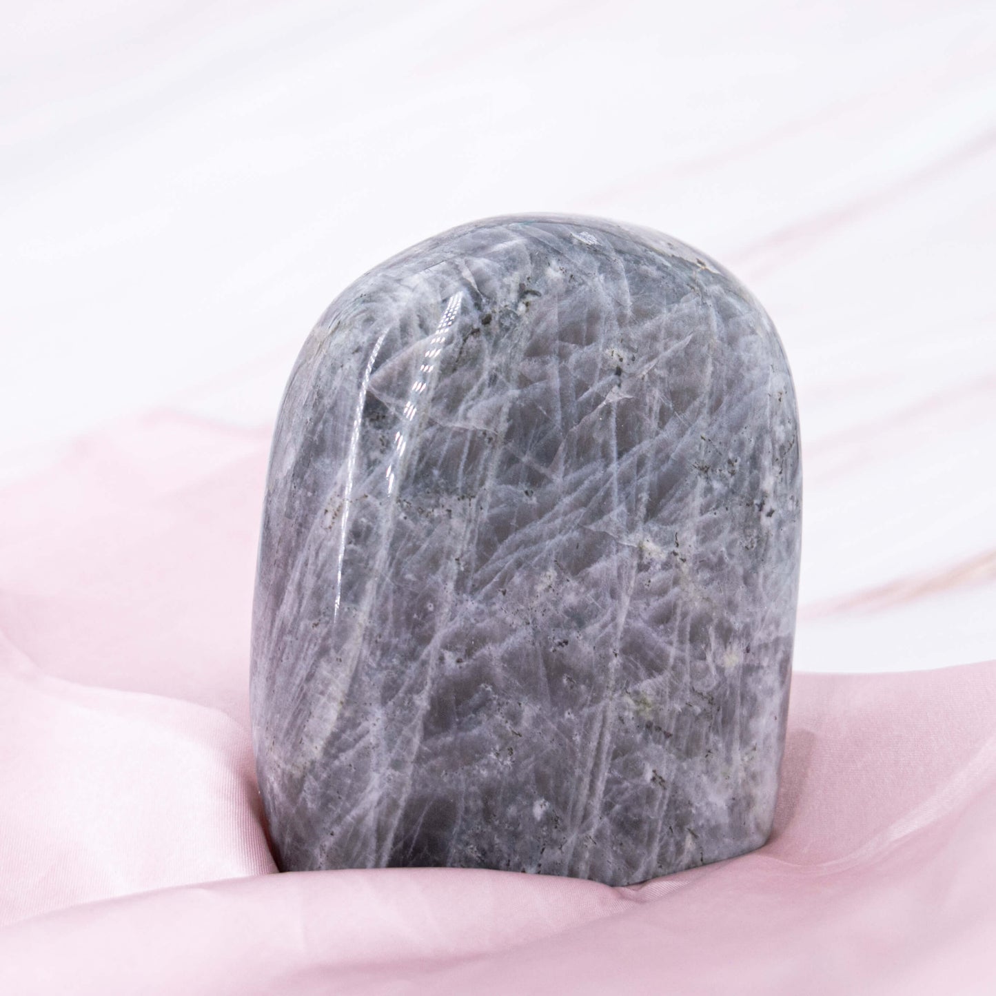 Labradorit Freeform Freiform Flash blau grün lila orange grau Kristall Edelstein Heilstein Schutzstein Annurah deutscher Onlineshop Erinnerungsvermögen Gefühlskälte Misstrauen Stress Wutausbrüche Kreativität Intuition Stärke Erdet Hellsichtigkeit Aura stärkend