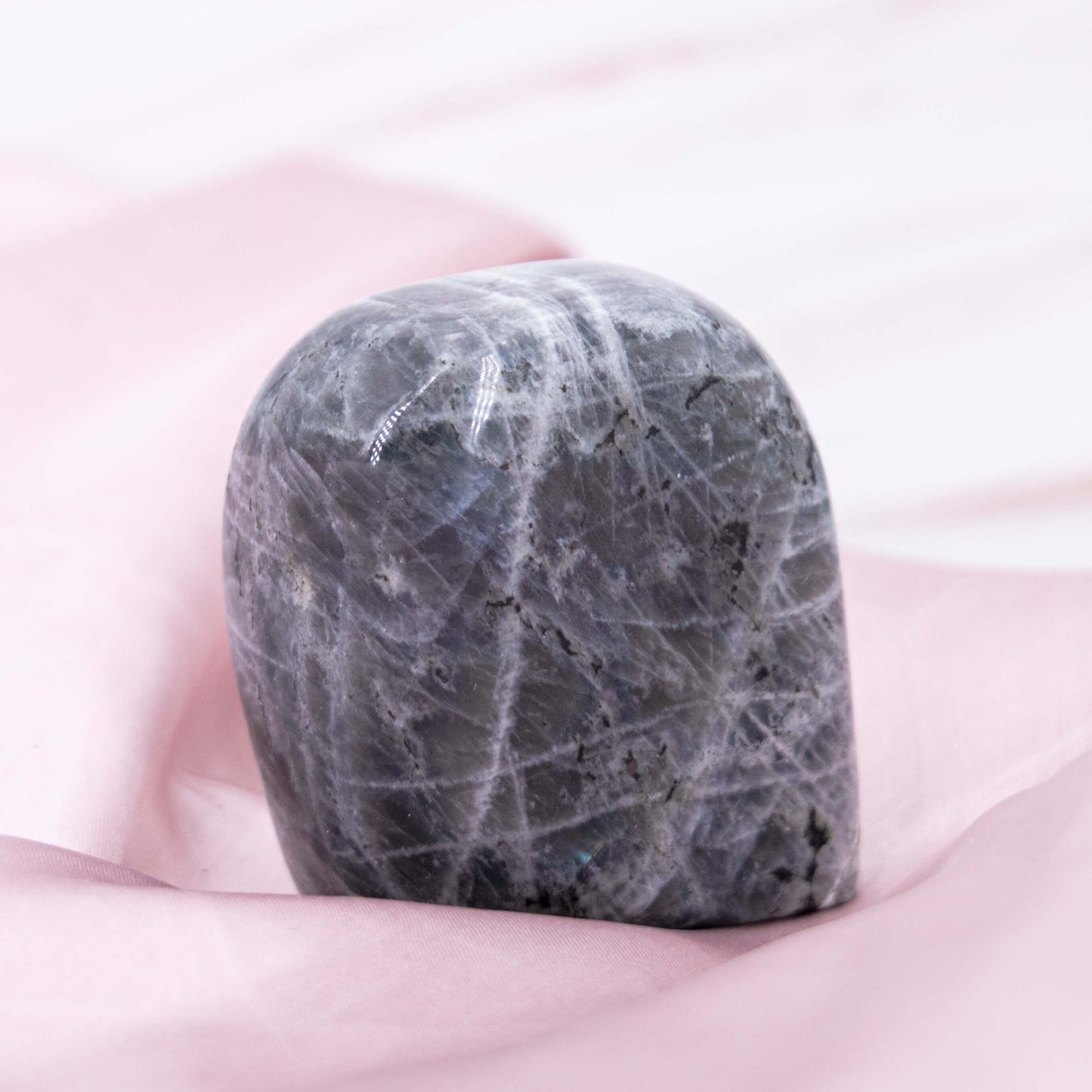 Labradorit Freeform Freiform Flash blau grün lila orange grau Kristall Edelstein Heilstein Schutzstein Annurah deutscher Onlineshop Erinnerungsvermögen Gefühlskälte Misstrauen Stress Wutausbrüche Kreativität Intuition Stärke Erdet Hellsichtigkeit Aura stärkend