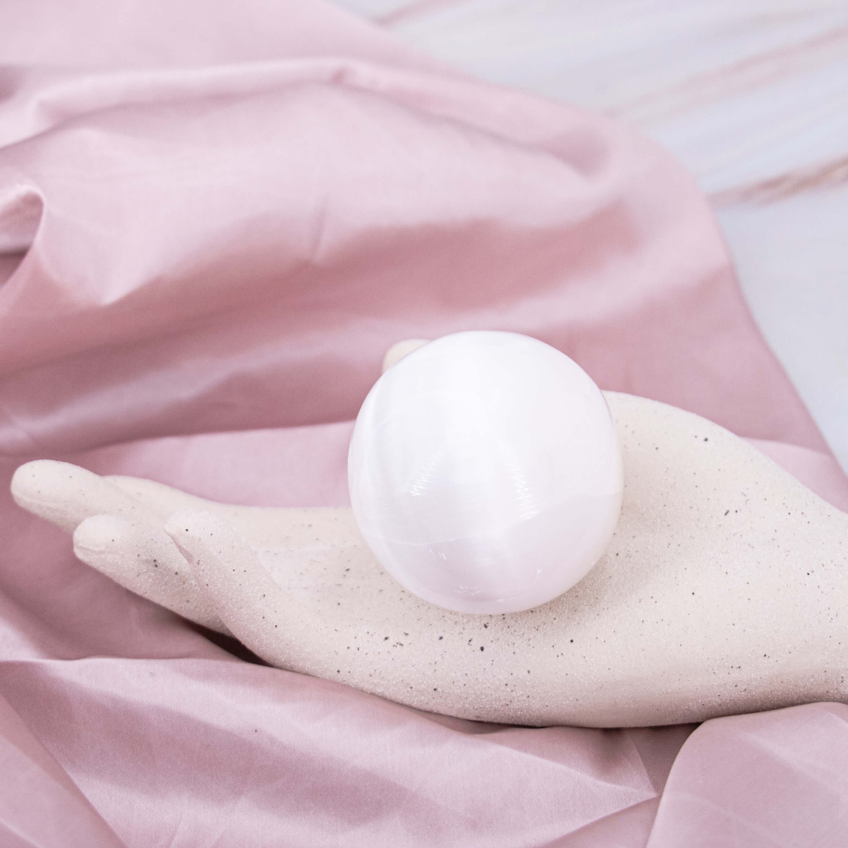 Selenit Kugel weiss Flash Schimmer groß mittel klein Reinigung Energie Aura Annurah deutscher Onlineshop Kristalle Edelsteine Schutzsteine Heilsteine klein Dekoration