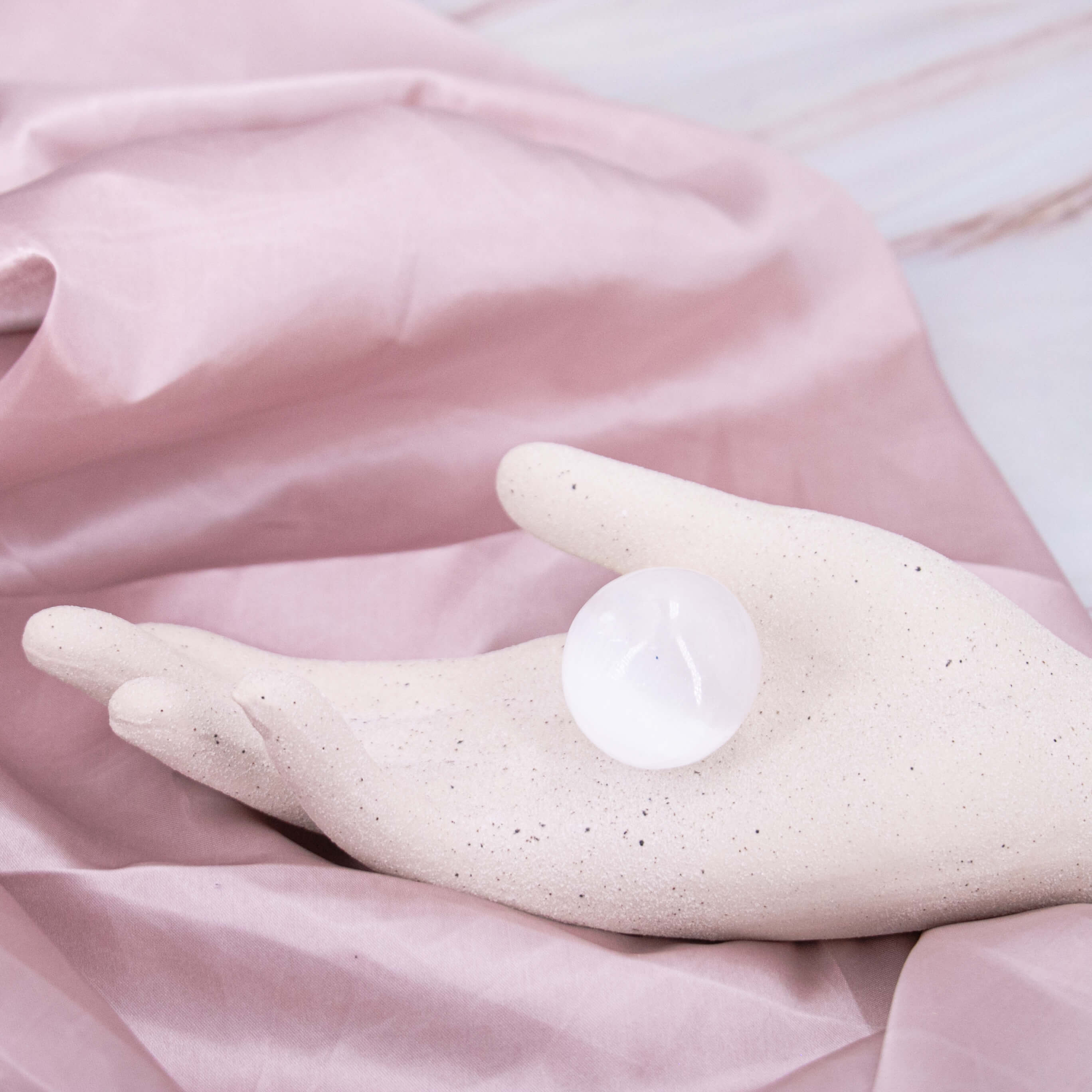 Selenit Kugel weiss Flash Schimmer groß mittel klein Reinigung Energie Aura Annurah deutscher Onlineshop Kristalle Edelsteine Schutzsteine Heilsteine klein Meditation