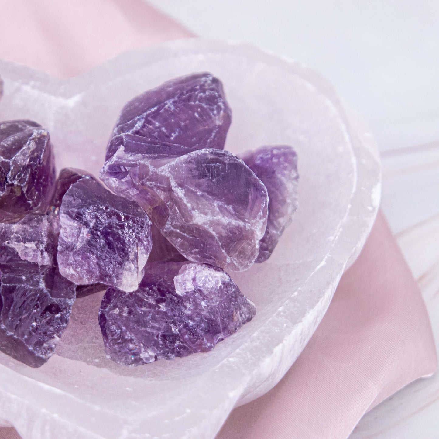 Amethyst Rohsteine lila violett Kristalle Heilsteine Edelsteine Schutzsteine Annurah deutscher Onlineshop Kopfschmerzen/ Migräne Schlaflosigkeit Augen Akne