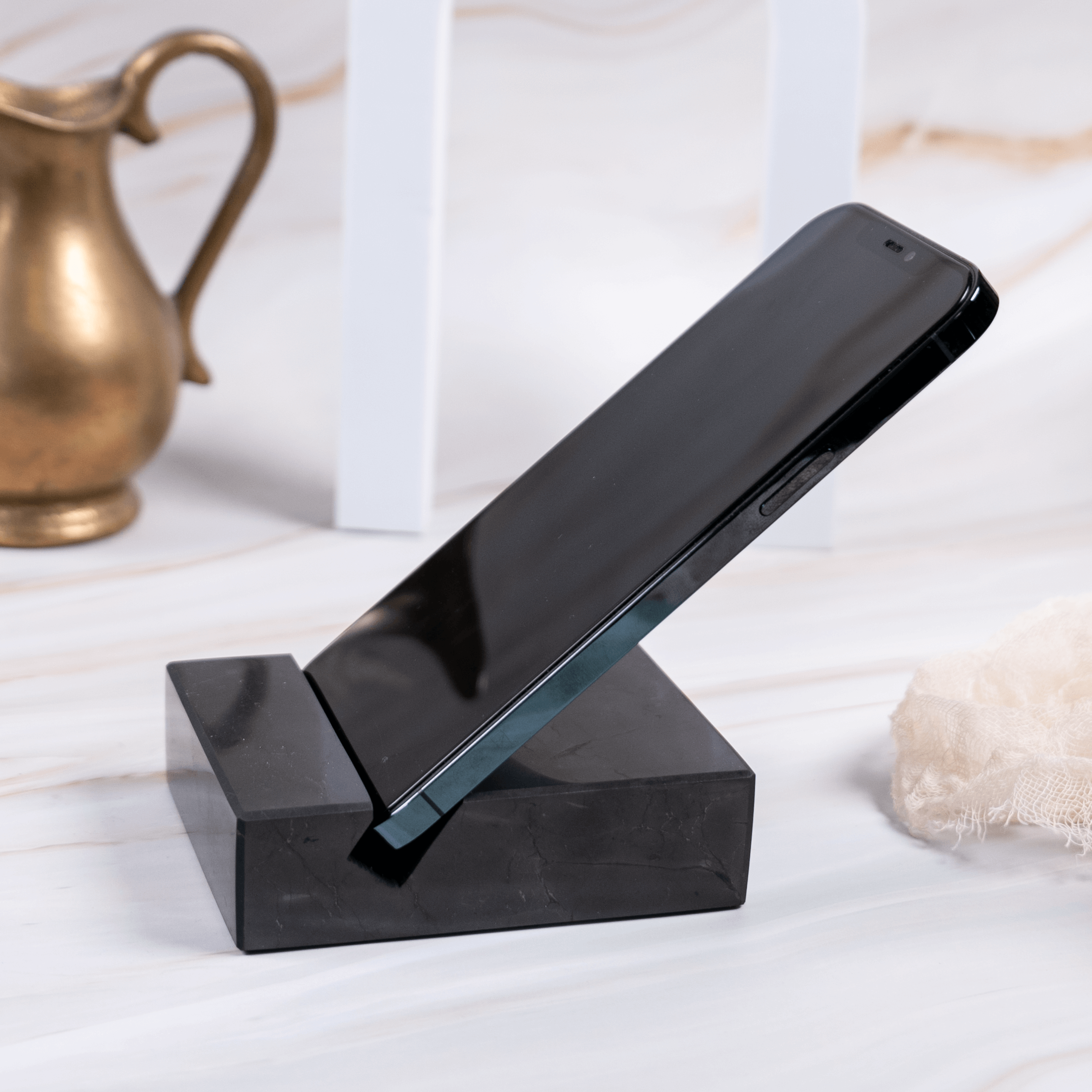 Schungit Shungit Edelschungit schwarz Edelstein Kristall Glücksbringer Talisman Heilstein poliert Strahlung Energie Strahlenschutz Schutz Elektrosmog Reinigung Erdung Annurah deutscher Onlineshop Handyhalterung Handyhalter Tablethalter Halter Ständer Platte Handy Tablet IPad IPhone Halterung aufladen entladen erden
