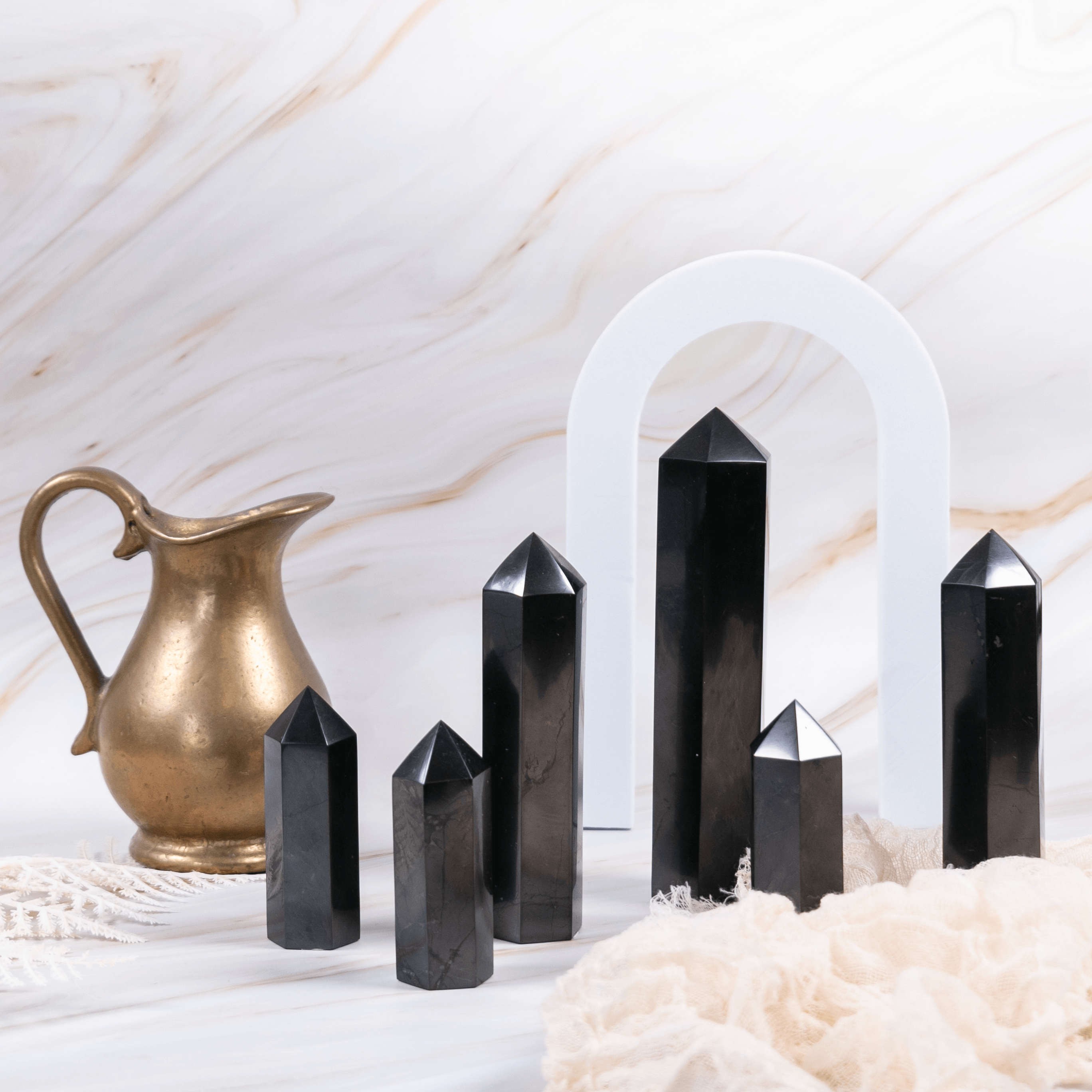Schungit Shungit Edelschungit schwarz Edelstein Kristall Glücksbringer Talisman Heilstein poliert Strahlung Energie Strahlenschutz Schutz Elektrosmog Reinigung Erdung Annurah deutscher Onlineshop Spitze Turm poliert Rohstein Obelisk