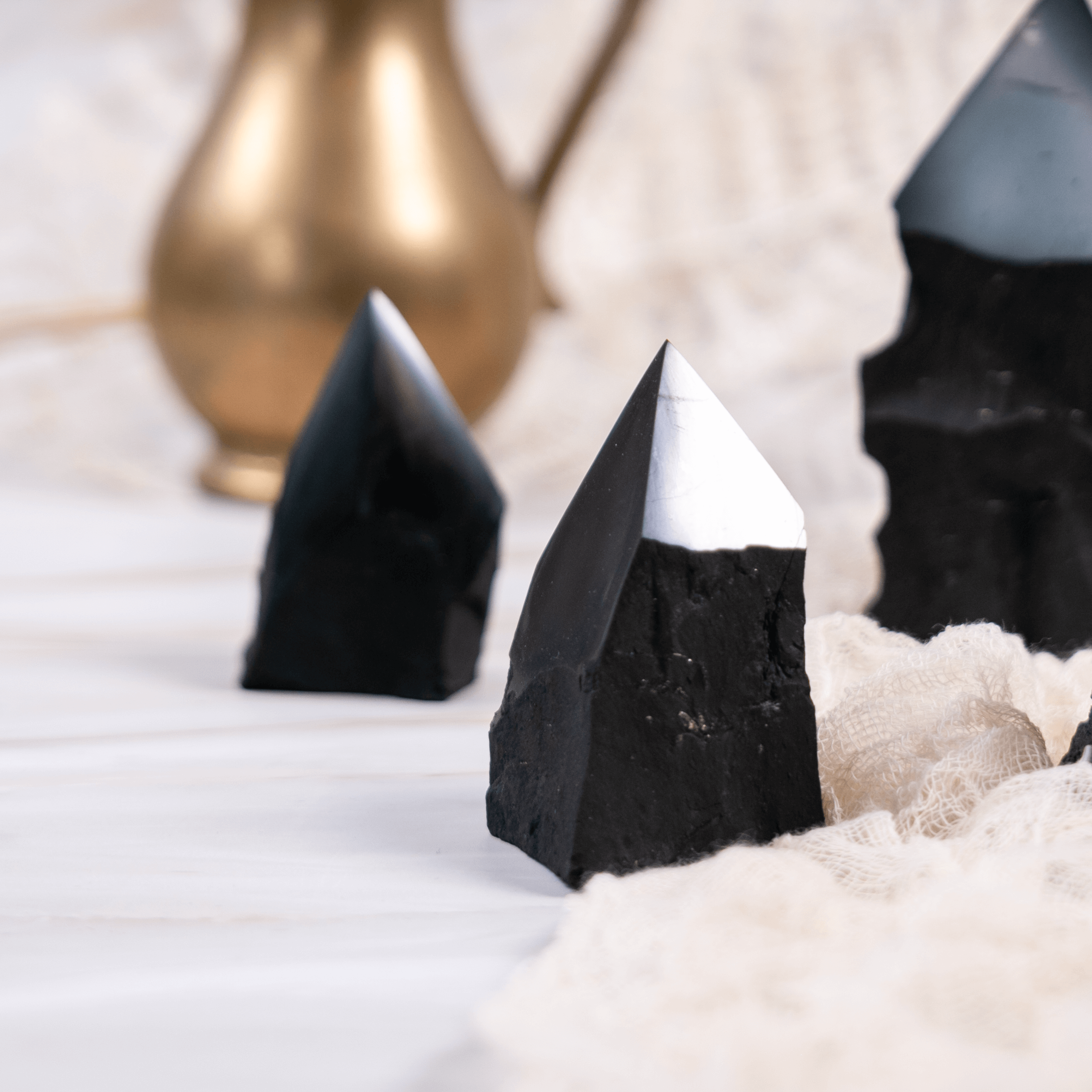 Schungit Shungit Edelschungit schwarz Edelstein Kristall Glücksbringer Talisman Heilstein poliert Strahlung Energie Strahlenschutz Schutz Elektrosmog Reinigung Erdung Annurah deutscher Onlineshop Spitze Turm Rohspitze Rohturm halbpoliert poliert Rohstein Deko Dekoration