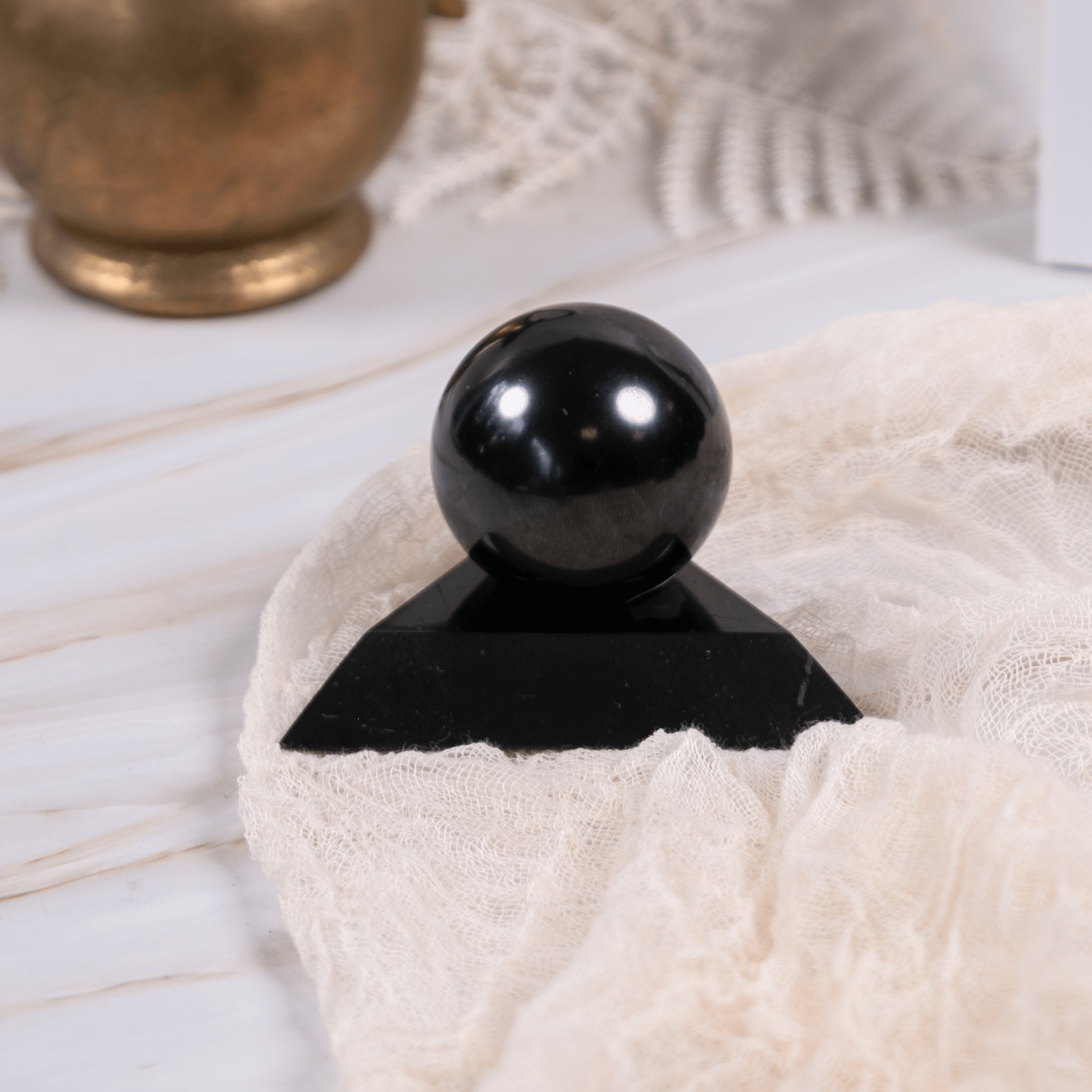 Schungit Shungit Edelschungit schwarz Edelstein Kristall Glücksbringer Talisman Heilstein poliert Strahlung Energie Strahlenschutz Schutz Elektrosmog Reinigung Erdung Annurah deutscher Onlineshop Halter Kugelständer Kugel Kugelhalter Dreieck Trio eckig Pyramide poliert Spiritualität Spitzen