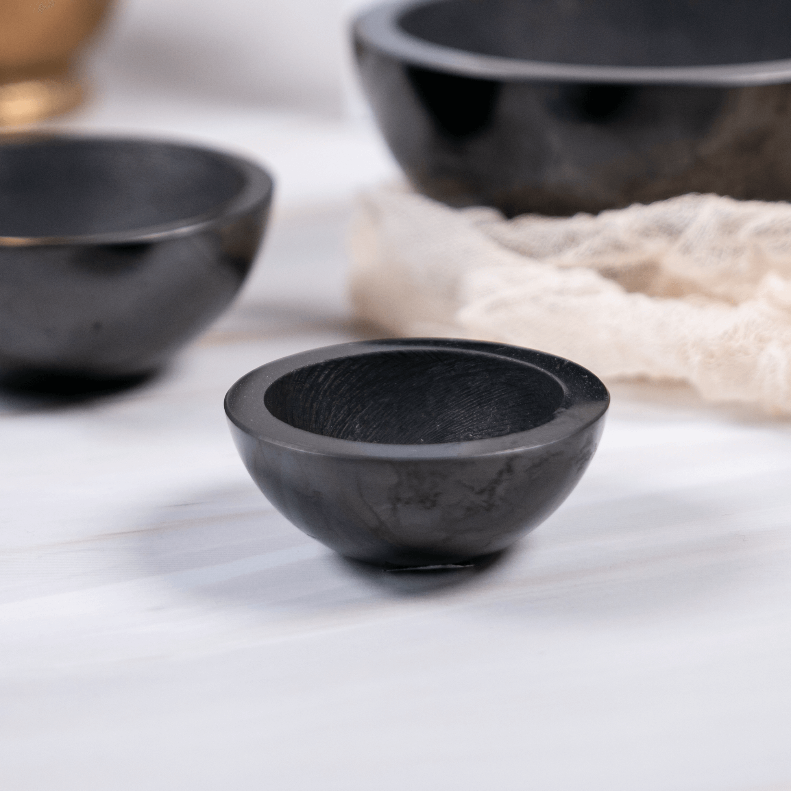 Schungit Shungit Edelschungit schwarz Edelstein Kristall Glücksbringer Talisman Heilstein poliert Strahlung Energie Strahlenschutz Schutz Elektrosmog Reinigung Erdung Annurah deutscher Onlineshop Schale Schalen Bowls Räucherschale Bowl rund groß klein mittel klein massiv Pyrit