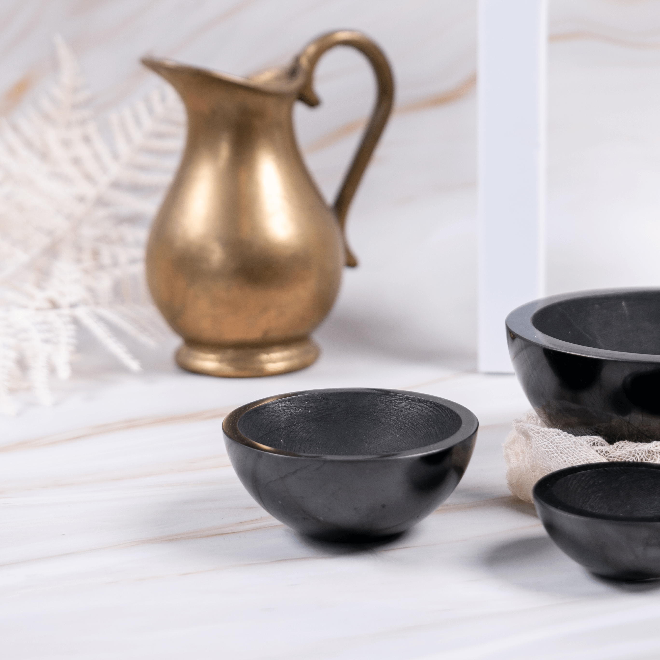 Schungit Shungit Edelschungit schwarz Edelstein Kristall Glücksbringer Talisman Heilstein poliert Strahlung Energie Strahlenschutz Schutz Elektrosmog Reinigung Erdung Annurah deutscher Onlineshop Schale Schalen Bowls Räucherschale Bowl rund groß klein mittel Divination witchy