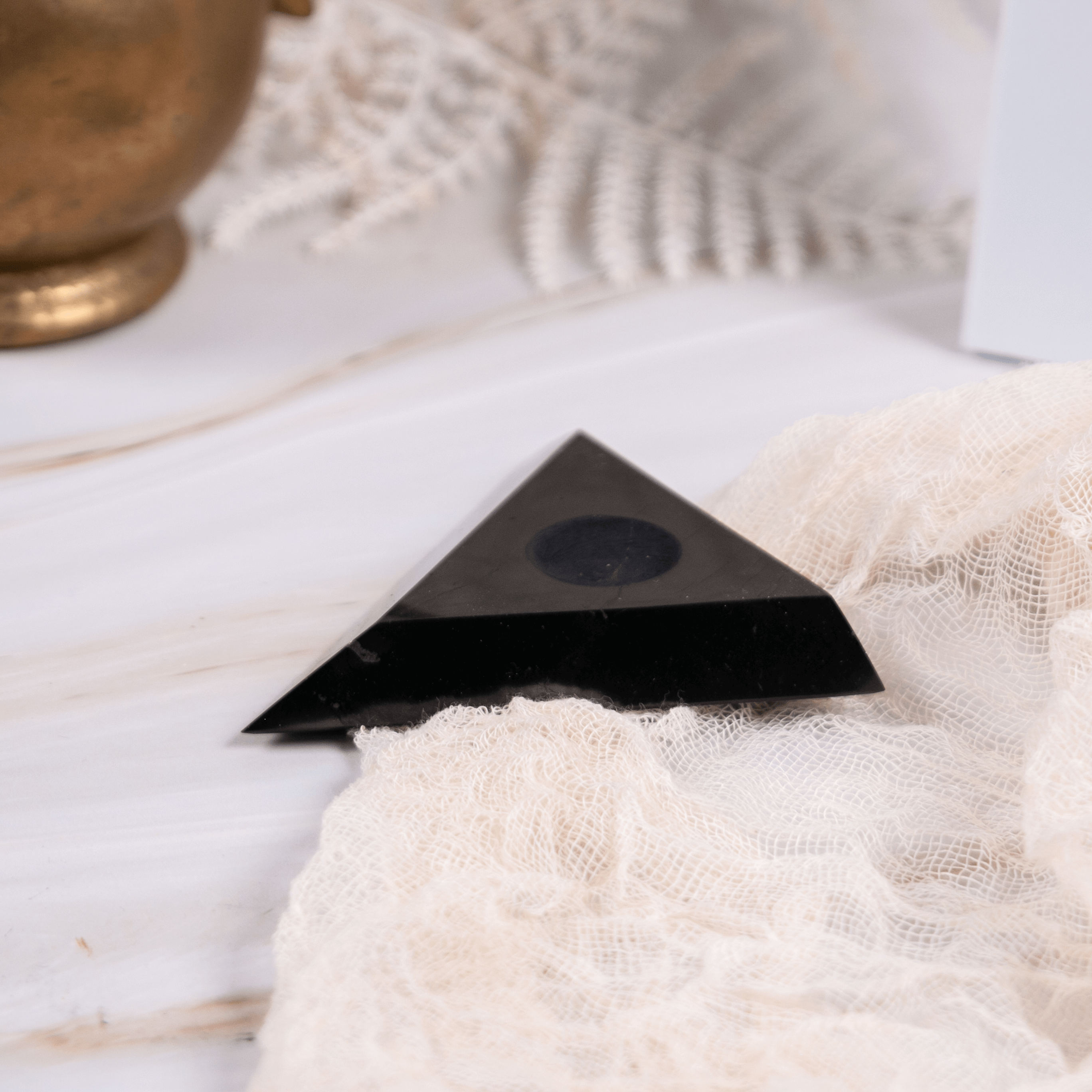 Schungit Shungit Edelschungit schwarz Edelstein Kristall Glücksbringer Talisman Heilstein poliert Strahlung Energie Strahlenschutz Schutz Elektrosmog Reinigung Erdung Annurah deutscher Onlineshop Halter Kugelständer Kugel Kugelhalter Dreieck Trio eckig Pyramide