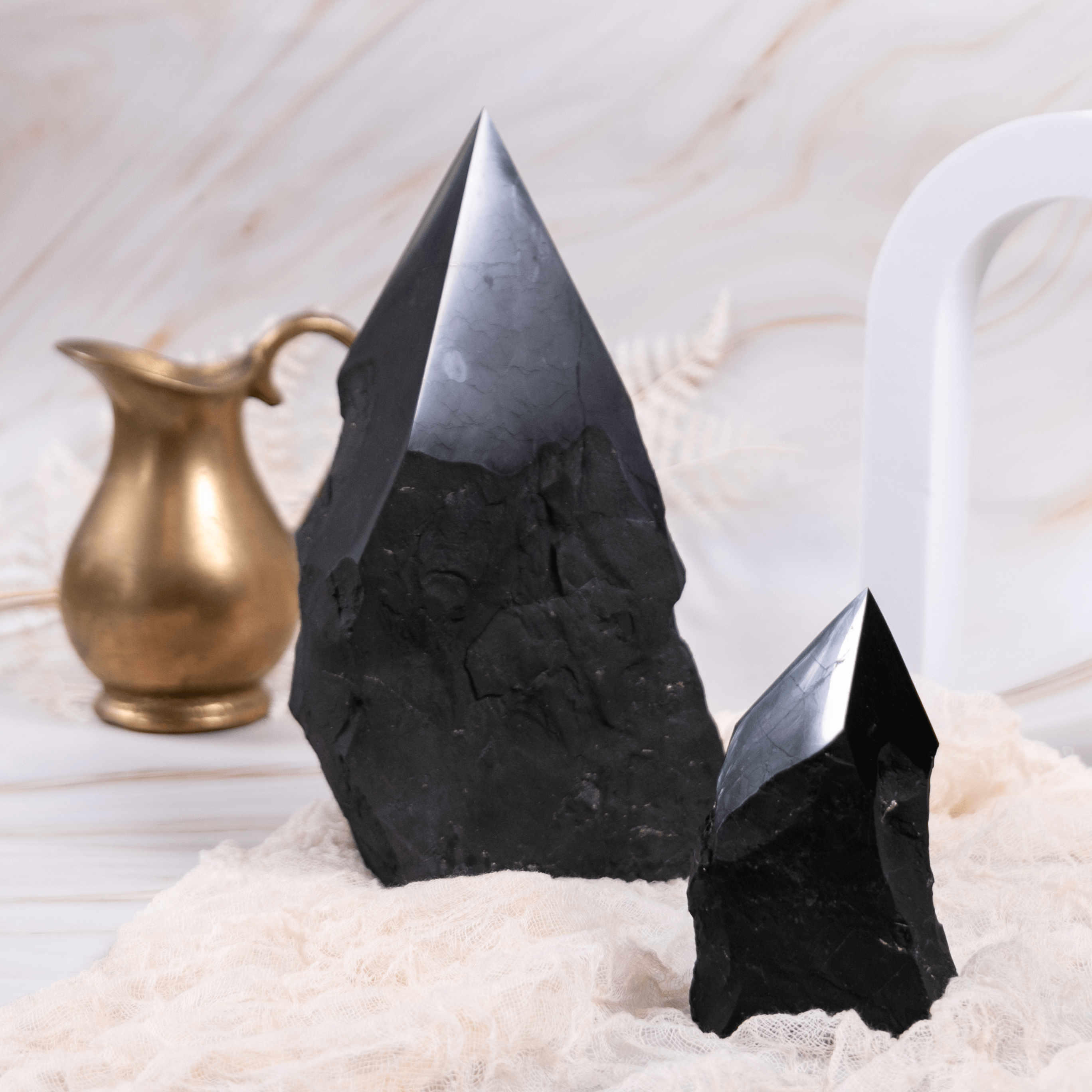 Schungit Shungit Edelschungit schwarz Edelstein Kristall Glücksbringer Talisman Heilstein poliert Strahlung Energie Strahlenschutz Schutz Elektrosmog Reinigung Erdung Annurah deutscher Onlineshop Spitze Turm Rohspitze Rohturm halbpoliert poliert Rohstein Groß klein Unikat verschiedene Größen Freeform Freiform