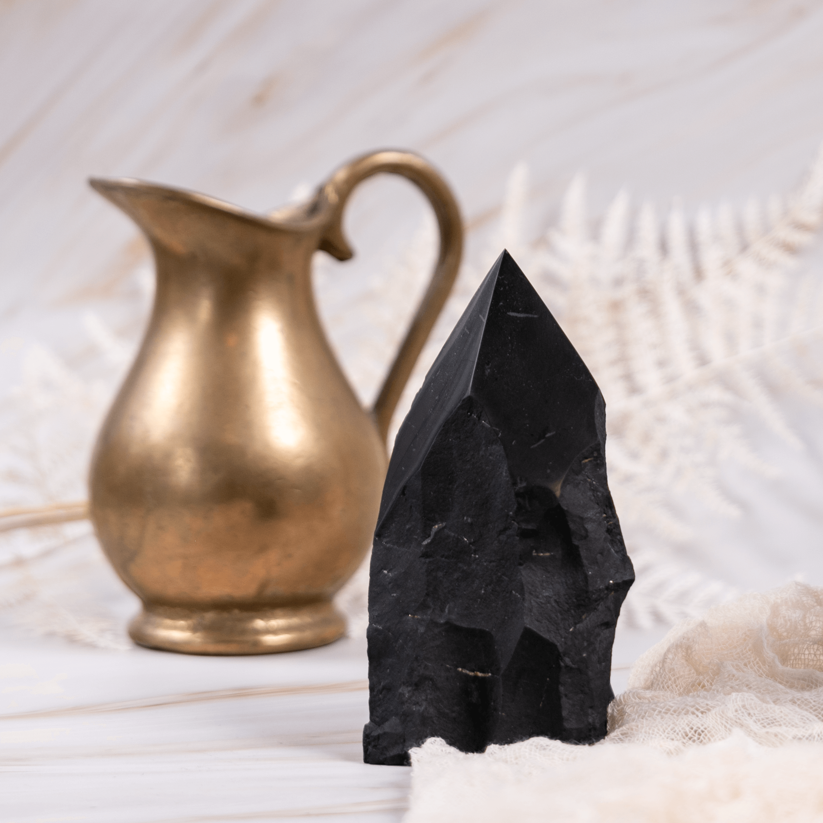 Schungit Shungit Edelschungit schwarz Edelstein Kristall Glücksbringer Talisman Heilstein poliert Strahlung Energie Strahlenschutz Schutz Elektrosmog Reinigung Erdung Annurah deutscher Onlineshop Spitze Turm Rohspitze Rohturm halbpoliert poliert Rohstein silber spitz Pyramide