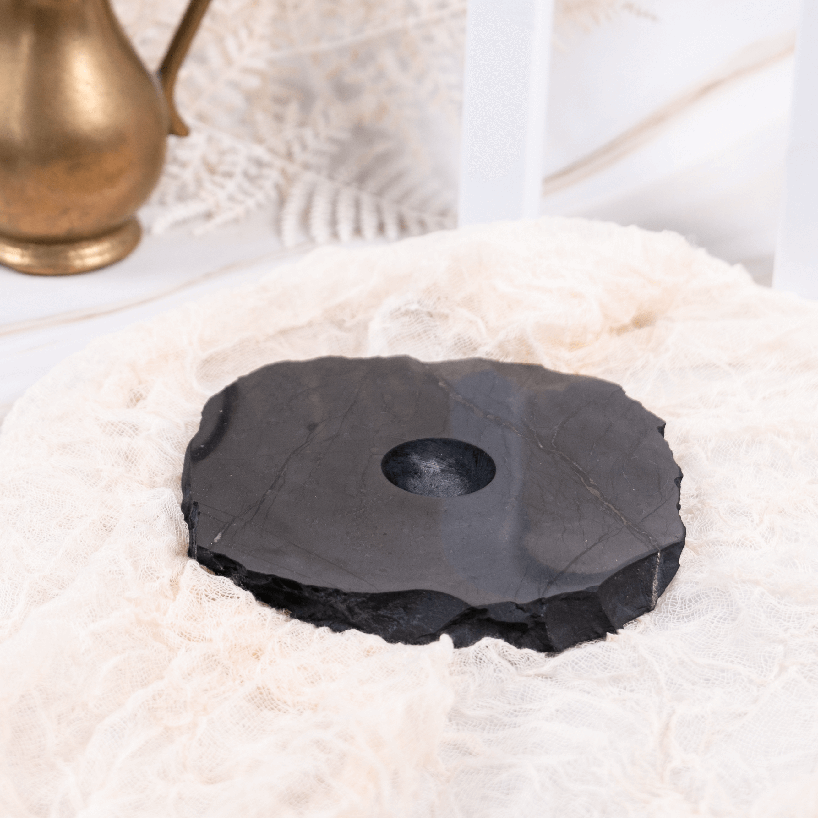 Schungit Shungit Edelschungit schwarz Edelstein Kristall Glücksbringer Talisman Heilstein poliert Strahlung Energie Strahlenschutz Schutz Elektrosmog Reinigung Erdung Annurah deutscher Onlineshop Halter Kugelständer Kugel Kugelhalter